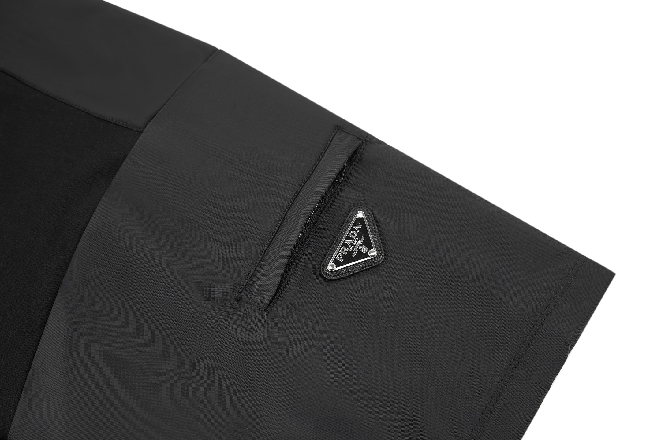 。PRADA 尼龙拼接过肩口袋短袖
面料：采用50支双面柔棉面料，该款面料是普拉达专用面料，许多拼接款式