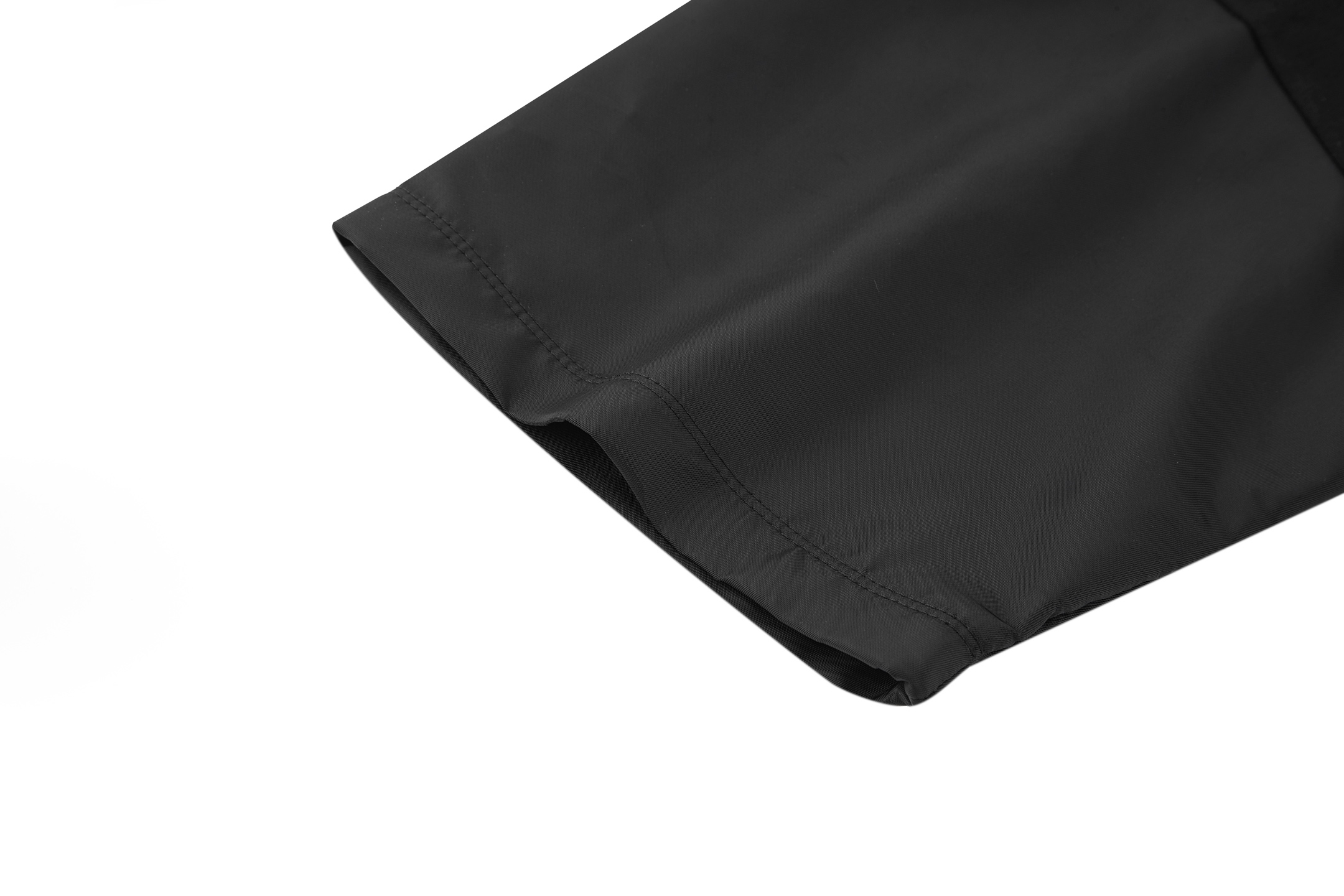 。PRADA 尼龙拼接过肩口袋短袖
面料：采用50支双面柔棉面料，该款面料是普拉达专用面料，许多拼接款式