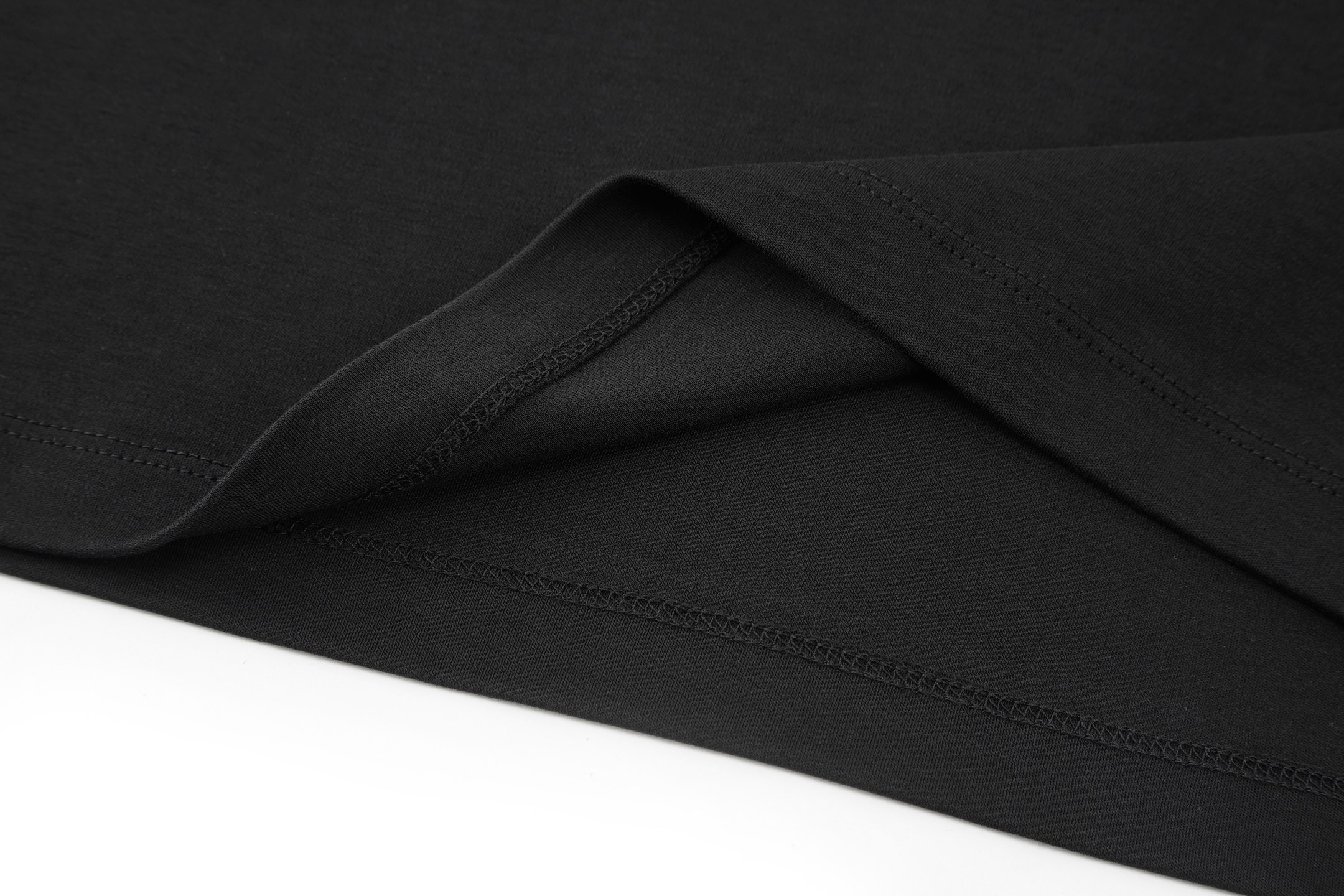 。PRADA 尼龙拼接过肩口袋短袖
面料：采用50支双面柔棉面料，该款面料是普拉达专用面料，许多拼接款式