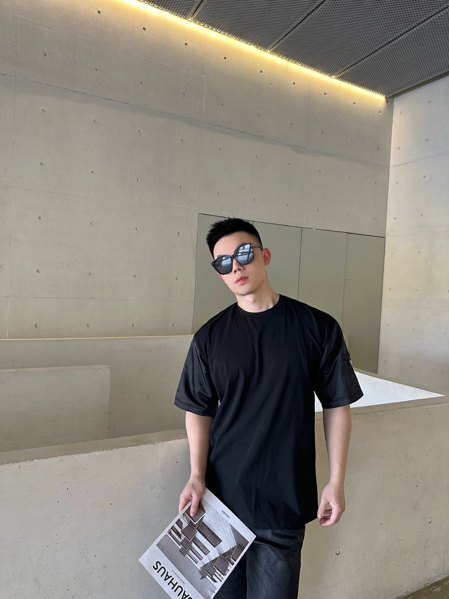 NO:161375,.PRADA nylon spliced ​​overshoulder pocket short sleeves The fabric is made of 50 double-sided soft cotton fabric. This fabric is specially made of Prada. Many spliced ​​styles are soft cotton double-sided. The upper body of the fabric is light and breathable, and it is not easy to deform for a long time. The fabric spliced ​​fabric is made of nylon fabric. The nylon has been glued with a moderate thickness and thickness of about 160 grams. The auxiliary leather mark is made of top layer soft cowhide double-layer composite customization, and the facial enamel plating lettering is engraved. The auxiliary zipper is made of natural nylon zippers, and the facial plating lettering is the brand's iconic logo. The Prada series combines traditional materials and technological innovation fabrics to create a mixed-match design. The sleeves of this slim elastic cotton Polo shirt are decorated with embroidered logos and nylon details, which are unique. ●Slim fit style ●Short sleeves ●Boss fabric collar ●Straight hem ●Enamel triangle metal logo ●Nylon over shoulder on the back Customized auxiliary materials 11 washing trademark Auxiliary materials Customized auxiliary materials 11 enamel leather logo Auxiliary materials Customized auxiliary materials 11 nylon zipper Size S-M-L-XL Color black Exclusive, Prada, Prada, T-shirt, cowhide, alexander wang19860909.PRADA 尼龙拼接过肩口袋短袖 面料采用50支双面柔棉面料,该款面料是普拉达专用面料,许多拼接款式都采用柔棉双面,面料上身轻薄透气,使用久不易变形. 面料拼接面料采用尼龙面料,该款尼龙做了过胶工艺,整体厚薄度适中,约为160克. 辅料皮标采用头层软牛皮双层复合定制而成,面部琺琅电镀刻字. 辅料拉链采用天然尼龙拉链,面部电镀刻字品牌标志性LOGO. Prada系列融汇传统材质与科技创新面料,塑造混搭设计.这款修身版弹力棉Polo衫的衣袖饰以刺绣徽标和尼龙细节,别具鲜明特色. ●修身版型●短袖 ●主面料衣领●直裁下摆 ●涂珐琅三角形金属徽标 ●背面尼龙过肩 辅料定制11洗水商标 辅料定制11珐琅皮标 辅料定制11尼龙拉链 尺码S-M-L-XL 颜色黑 独家专供,,prada,prada,T-shirt,cowhide,alexander wang,Men's clothing