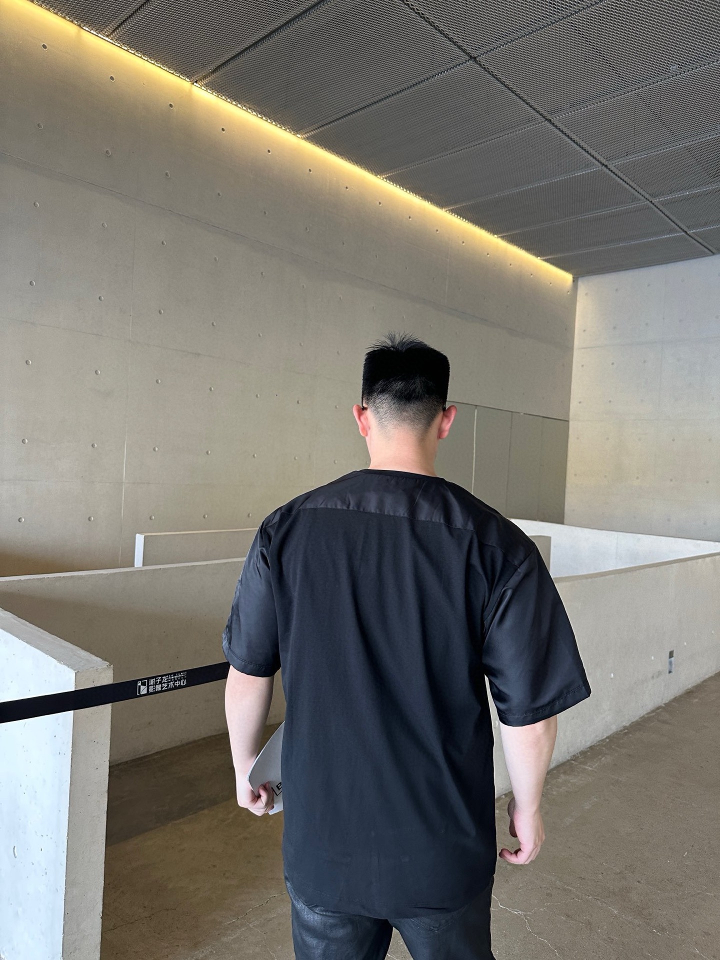 。PRADA 尼龙拼接过肩口袋短袖
面料：采用50支双面柔棉面料，该款面料是普拉达专用面料，许多拼接款式