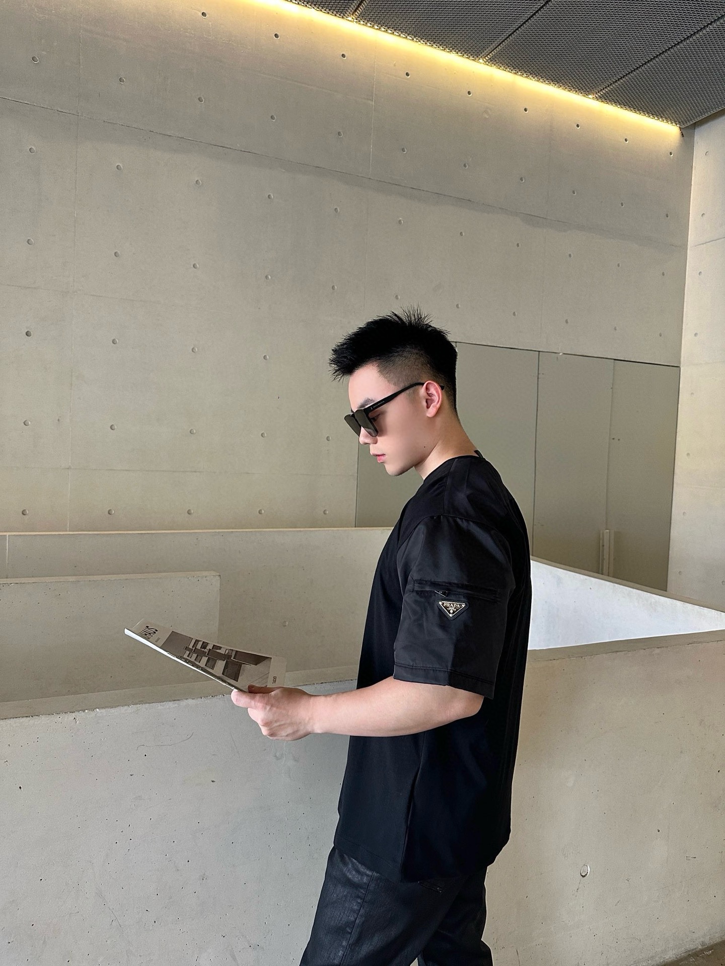 。PRADA 尼龙拼接过肩口袋短袖
面料：采用50支双面柔棉面料，该款面料是普拉达专用面料，许多拼接款式