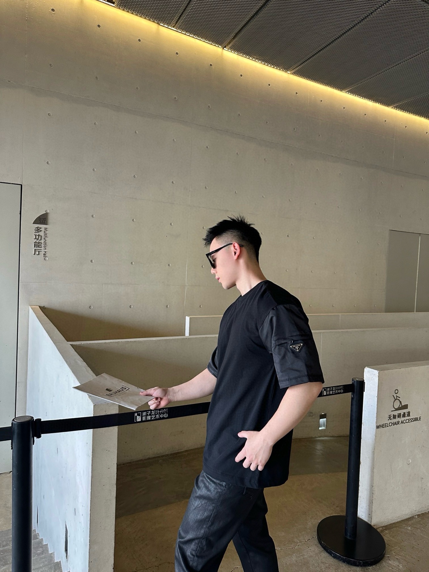 。PRADA 尼龙拼接过肩口袋短袖
面料：采用50支双面柔棉面料，该款面料是普拉达专用面料，许多拼接款式