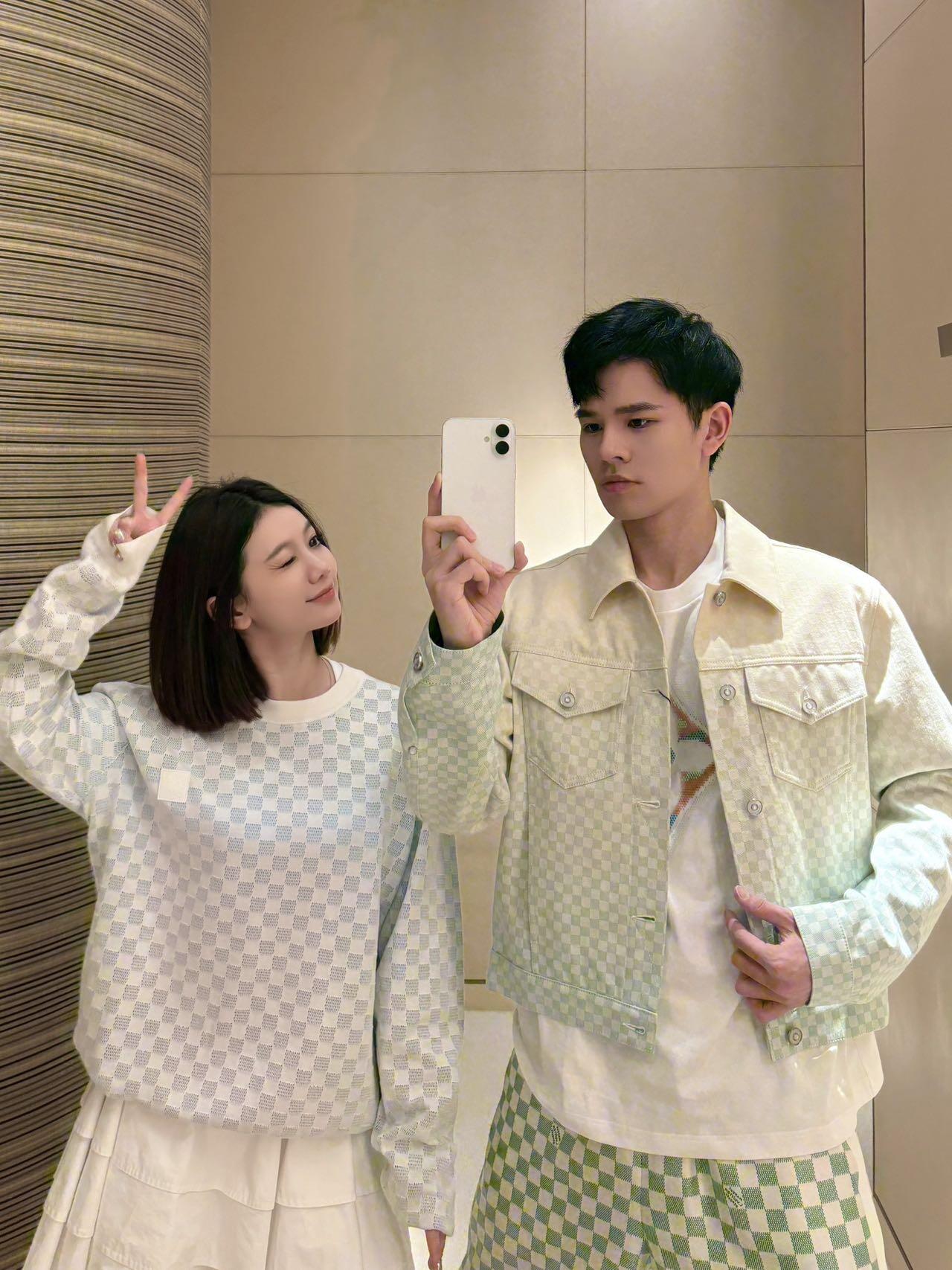 NO:508942,.LOUIS VUITTON chessboard gradient jacquard sweater The fabric is made of 80 cotton and 20 wool blended wool. The bottom of the process is made of multi-color weaving method, and the imported face is woven into a hollow chess pattern, which also presents a unique style of gradient craftsmanship. The laundry washing water removes the wool slag, making the upper body softer. The chest has an iconic embroidery mark. This cotton long-sleeved pullover relies on the jacquard mesh knitting process to renew the Damier pattern, making the elegant tone appear gradient effect, and then use the Marque L.Vuitton Déposée embroidery patches on the back to inject exquisite style. Customized auxiliary materials 11 washing water trademark Auxiliary materials 11 embroidery seal Fabric dye 11 same-color wool Size S-M-L-XL Color gradient color,,louis  vuitton,sweaters,alexander wang19860909.LOUIS VUITTON 棋盘格渐变提花毛衣 面料采用80棉,20羊毛混纺毛料. 工艺底部采用多色相嵌织法,面部进口机织成镂空棋盘格图案,同时呈现出渐变工艺的独特风格.成衣洗水去除羊毛渣,使上身效果更加柔软.胸口带有标志性绣标. 本款棉质长袖套头衫依托提花网格针织工艺焕新Damier图案,令雅致色调呈现渐变效果,再借后部Marque L.Vuitton Déposée 刺绣贴饰注入考究格调. 辅料定制11洗水商标 辅料定制11刺绣章仔 面料定染11同色毛料 尺码S-M-L-XL 颜色渐变色,,louis vuitton,sweaters,alexander wang,Men's clothing