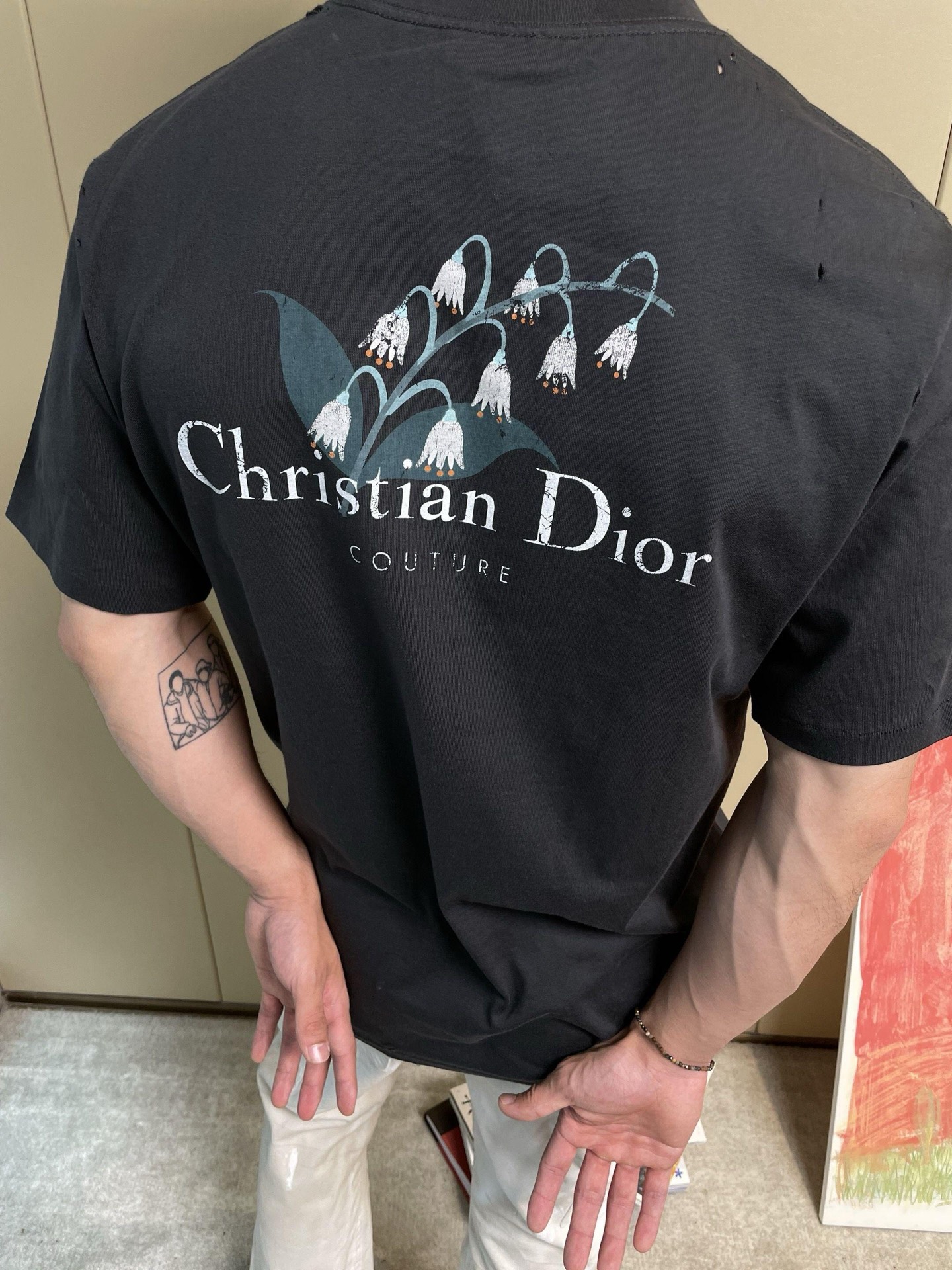 NO:415848,.DIOR Bellflower cut-down printing short sleeves The fabric is made of 32 double yarn fabric, and the weight of the fabric is 260 grams after washing. The thread is matched with 1*1 double yarn. The craft printing adopts direct-shot printing process, and the original computer scans to restore the blurred fault effect. The black and white printing effects are different colors, which are very different from the market currency. The cutting is made of paper-like laser point positioning, and each position is consistent with the original version. This Christian Dior Couture Lily of the Valley Print T-shirt is a new product in the autumn men's clothing series of 2025, adding an original atmosphere to the classic style. It is carefully crafted with white antique cotton jersey fabric, and the back is decorated with Christian Dior Couture logo printed with lily of the valley flowers, and Dior  Mr. Salutes the love of flowers. The comfortable silhouette can be easily matched with various jeans. The back is decorated with Christian Dior Couture lily of the valley print and the antique effect details. The front is decorated with Christian Dior Couture logo round neck cotton accessories customized 11 wash water trademark craft custom 11 cut points craft custom 11 fault printing Process custom 11 wash water fading Size S-M-L-XL Color gray-white Exclusive,dior,jeans,T-shirt,tees,t-shirt,alexander wang19860909.DIOR 铃花割破印花短袖 面料采用32支双纱面料,面料成衣洗水后克重为260克.螺纹搭配1*1配套双纱. 工艺印花采用直喷印花工艺,原版电脑扫描还原模糊断层效果.黑白色印花效果各为不同色,与市场通货大为不同.割破采用纸样激光点位定位,每一处位置都与原版一致. 这款 Christian Dior Couture 铃兰印花T恤是二零二五秋季男装系列新品,为经典款式增添原创气息.采用白色仿旧效果棉质平纹针织面料精心制作,背面饰以Christian Dior Couture标志印花,点缀以铃兰花朵,向Dior 先生对花朵的热爱致敬.舒适廓形,可与各式牛仔裤轻松搭配. 背面饰以 Christian Dior Couture铃兰印花仿旧效果细节 正面饰以Christian Dior Couture 标志圆领 棉 辅料定制11洗水商标 工艺定制11割破点位 工艺定制11断层印花 工艺定制11洗水褪色 尺码S-M-L-XL 颜色灰-白 独家专供,,dior,jeans,T-shirt,tees，t-shirt,alexander wang,Men's clothing