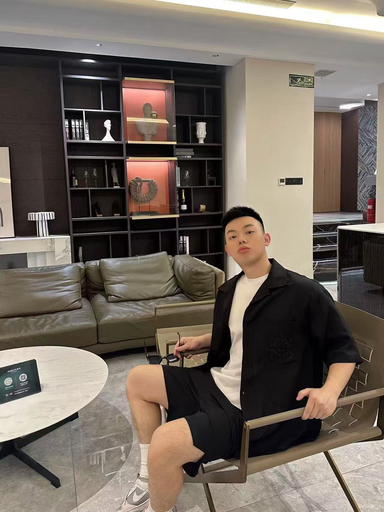 NO:419629,.LOEWE Loewe embroidered silk shirt The fabric is made of 98 silk and 2 cotton. This fabric is made of real silk fabric with silk yarn on the surface. The upper body effect is refreshing and three-dimensional and breathable. The process is embroidered by water-soluble process, and the back positioning patch is embroidered on the embroidery. The workmanship is full-circularly edging German imported buried clamping machine and special machines to make the finished product. The auxiliary material buttons are made of natural shell buttons, and the buttons have the price-entry brand iconic LOGO on the side. Light viscose and linen printed shirts, with Anagram patch pockets on the chest. Fine embroidery. * Loose style, standard length * Cuban collar * Front button closure Auxiliary material customized 11 washing trademark Auxiliary material customized 11 shell buttons Fabric customized 11 silk fabric Size 46-48-50-52 Black color  Exclusively available, loewe,loewe,shirts,alexander wang19860909.LOEWE 罗意威刺绣蚕丝衬衫 面料采用98蚕丝,2棉,该款面料采用真蚕丝面料面上带蚕丝纱料.上身效果清爽立体透气. 工艺采用刺绣采用水溶工艺刺绣,后入工定位贴布绣上.做工全方位包边德国进口埋夹机器与特种机做出成品. 辅料纽扣采用天然贝壳扣,纽扣侧边带有价格刻字品牌标志性LOGO. 轻盈粘胶纤维和亚麻印花布衬衫,胸前贴袋饰有Anagram 精巧刺绣.*宽松版型,标准长度*古巴领*正面纽扣开合 辅料定制11洗水商标 辅料定制11贝壳纽扣 面料定制11蚕丝面料 尺码46-48-50-52 颜色黑 独家专供,,loewe,loewe,shirts,alexander wang,Men's clothing