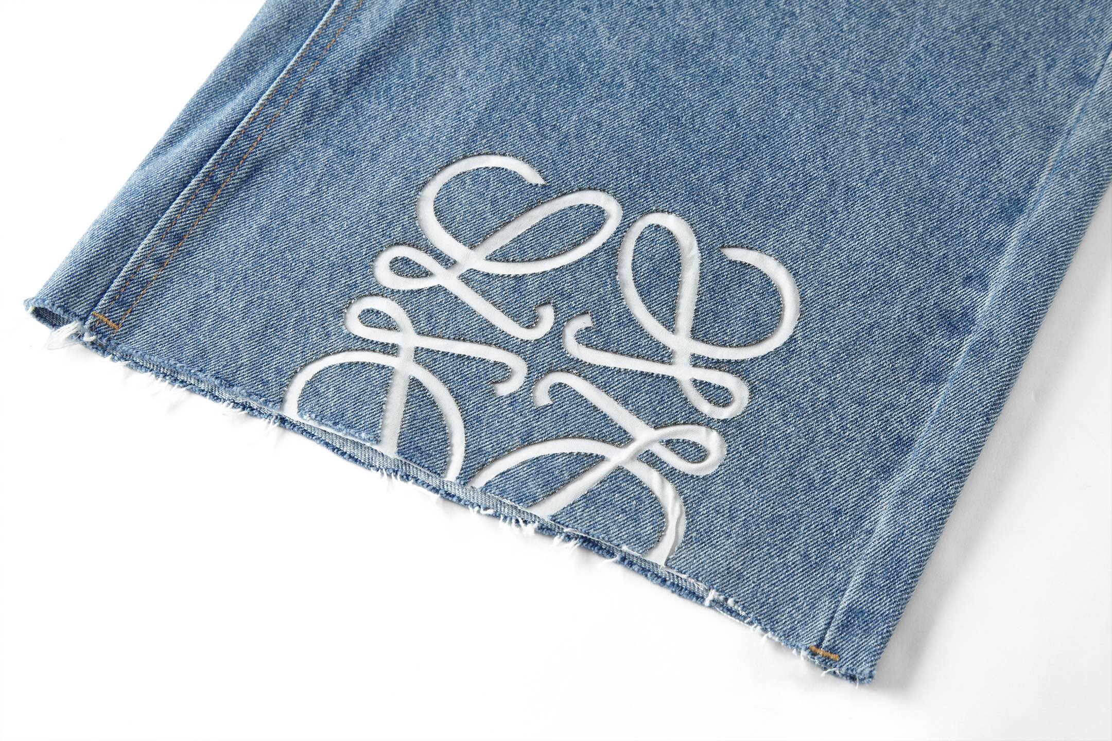 现货 Loewe罗意威Anagram 单宁牛仔短裤-Chinese UA Cheap High Quatity Brand Clothes Bags handbags Sneakers wholesale wholesaler seller from China Factory suppliers Fashion Clothing Shoes best Quality Beautiful Price 现货 Loewe罗意威Anagram 单宁牛仔短裤