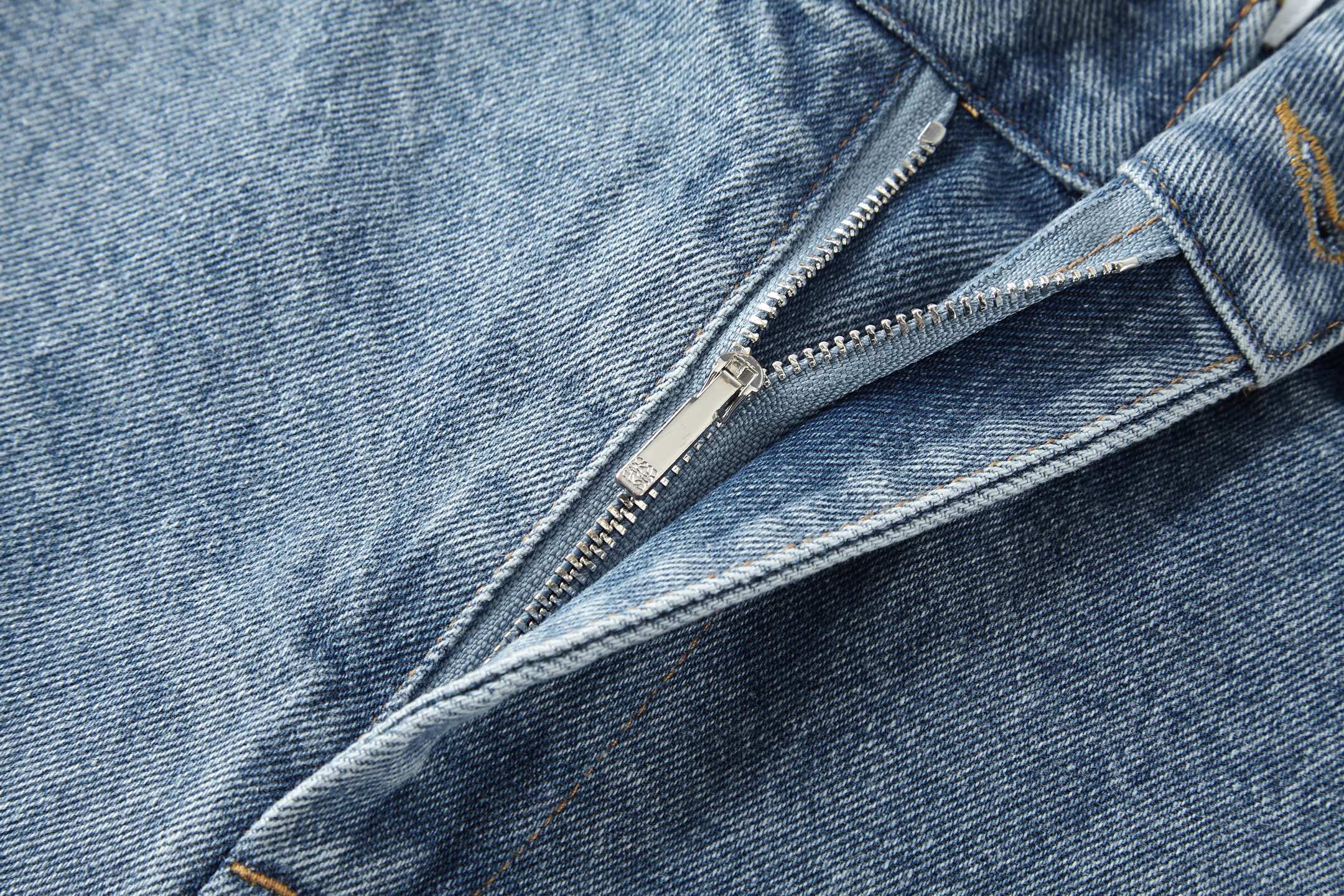 现货 Loewe罗意威Anagram 单宁牛仔短裤-Chinese UA Cheap High Quatity Brand Clothes Bags handbags Sneakers wholesale wholesaler seller from China Factory suppliers Fashion Clothing Shoes best Quality Beautiful Price 现货 Loewe罗意威Anagram 单宁牛仔短裤