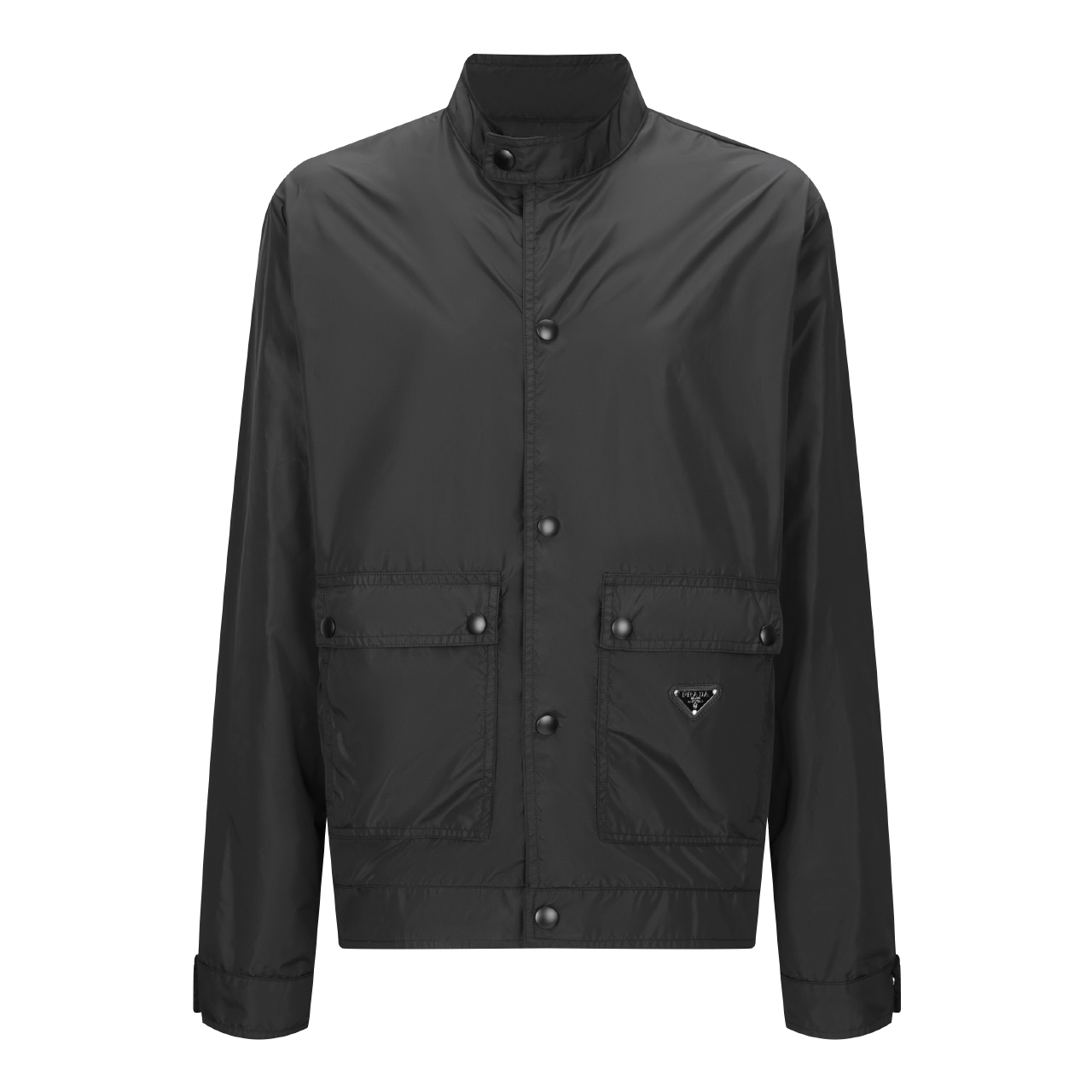 NO:954761,.PRADA Nylon High Collar Breasted Windbreaker Jacket. The fabric is made of 60-count nylon fabric. The fabric is custom-woven with 60-count neutral thickness. The fabric weight is 145 grams. It is thin and not see-through. It is very comfortable to wear in autumn and summer. The fabric has been glued and the upper body shape is very three-dimensional.  The accessories are originally developed with four-button buttons, which are spray-painted matte black and have the brand LOGO on the bottom. The pockets are designed with zippers and are laser electroplated in bright silver. The leather label is double-layered with cowhide and the surface is enamel electroplated. Regular fit ● Stand-up collar ● Straight sleeves · Button closure ● Flap pockets ● Cuffs are closed with drawstrings and buttons ● Regular shoulders ● Straight hem ● No lining Accessories customized with 11 washed trademarks Accessories customized with 11 four-button buttons  Accessories customized with 11 electroplated leather labels Accessories customized with 11 electroplated zippers Size M~3XL Color black Exclusively available for,,prada,jackets & coats,cowhide,19860909.PRADA 尼龙高领排扣风衣外套 面料采用60支尼龙面料,面料定织60支中性厚度,面料克重为145克,薄而不透,秋夏穿搭非常舒适.面料做了过胶工艺上身版型非常立体. 辅料原版开发四合扣,纽扣喷漆哑光黑,底部都带有品牌LOGO.口袋采用拉链设计风格激光电镀亮银色,皮标牛皮复合双层厚度,面上采用珐琅电镀工艺. 常规版型●立领 ●直袖 ·纽扣闭合●翻盖口袋 ●袖口处采用拉绳和纽扣闭合 ●常规肩●直筒下摆●无衬里 辅料定制11洗水商标 辅料定制11四合纽扣 辅料定制11电镀皮标 辅料定制11电镀拉链 尺码M~3XL 颜色黑 独家专供,,prada,jackets & coats,cowhide,,Men's clothing