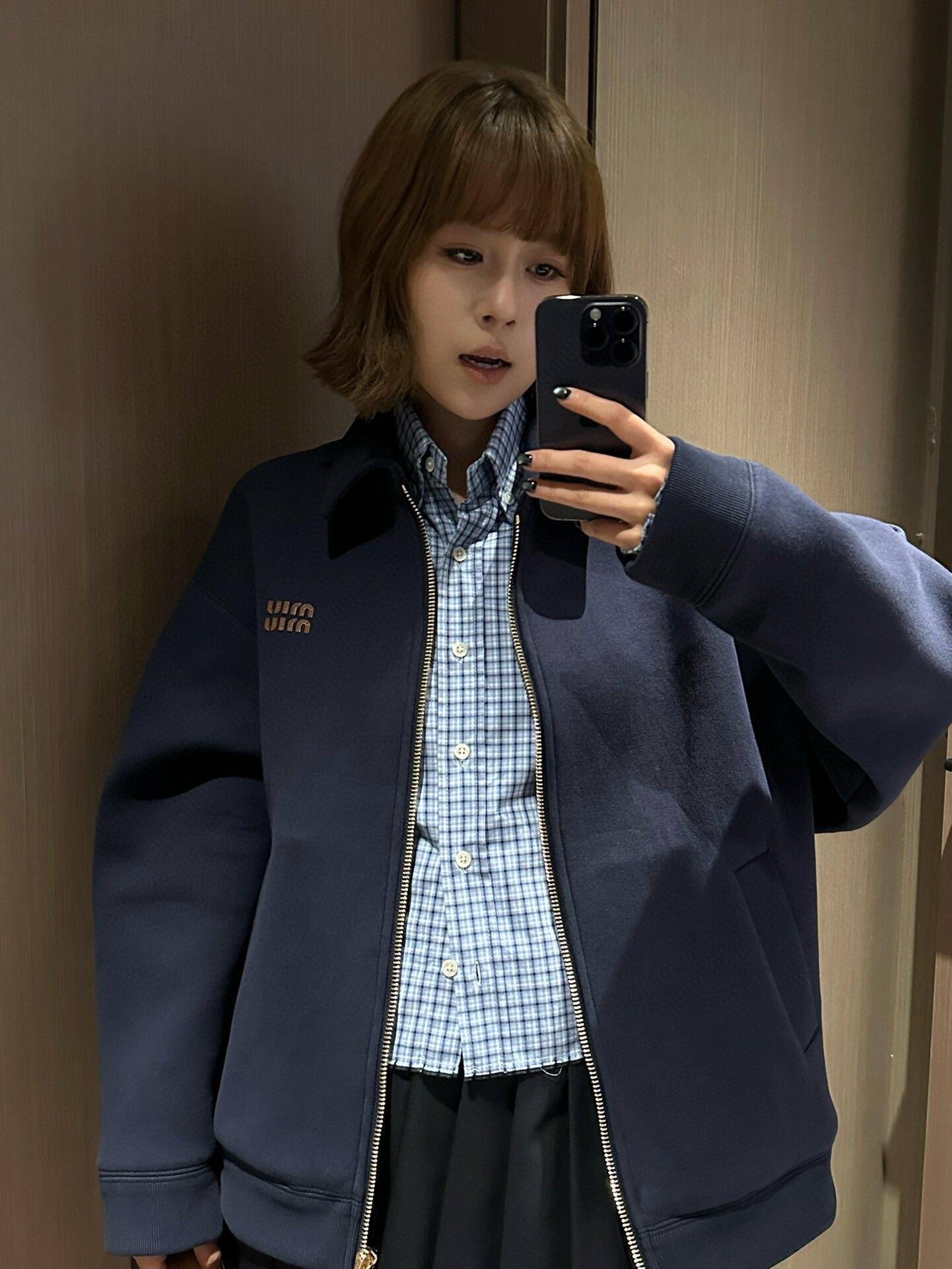 NO:422717,.MiuMiu small leather label embroidered zipper jacket fabric 380 grams terry cloth composite 260 grams double yarn, the fabric is 700 grams after high temperature glue composite, the overall weight of the garment is close to 2 kg, the fabric pattern is very three-dimensional, and the upper body is very comfortable. The fabric thread uses 2*2 yarn threads, and the high-weight thread embedded cloth inner garment effect is very high-end. The auxiliary material 1 pull uses original No. 5 pull head with European pull teeth, the pull head is electroplated gold, and the surface has MiuMiu iconic logo. The auxiliary material 2 chest leather jacket is made of cowhide, and the original computer scans and replicates 11 sizes. This cotton double-layer composite lapel style presents smooth and versatile lines. The chest is decorated with leather labels as the embroidery process to reflect the brand elements.● Lapel·Long Sleeve●● Zipper Cardigan●Insert Wire Bags●Pocket Lining●Embroidered Logo  Customized auxiliary materials 11 washing water trademark Auxiliary materials 11 leather embroidery Auxiliary materials 11 electroplated zipper Fabric customized 11 composite fabric Size 36-38-40-42 Color blue Exclusive, Miumiu, jackets & coats,leather jacket,cowhide,gold plating,alexander wang19860909.MiuMiu 小皮标刺绣拉链外套 面料380克毛圈布复合260克双纱,面料高温过胶复合后达到700克,成衣整体重量接近2公斤,面料版型非常立体,上身非常舒适. 面料螺纹采用2*2纱螺纹,高克重螺纹内埋本布成衣效果非常高级. 辅料1拉采用原版5号拉头搭配欧款拉牙,拉头电镀金色,面上带有MiuMiu标志性logo. 辅料2胸前皮衣采用牛皮复合,原版电脑扫描复刻11尺寸大小. 这款棉布双层复合翻领款式呈现出流畅百搭线条.胸前饰以皮标做为刺绣工艺体现出品牌元素.●翻领·长袖●●拉链开衫●嵌线袋●口袋衬里●刺绣徽标 辅料定制11洗水商标 辅料定制11皮标刺绣 辅料定制11电镀拉链 面料定制11复合面料 尺码36-38-40-42 颜色蓝 独家专供,,miumiu,jackets & coats,leather jacket,cowhide,gold plating,alexander wang,Men's clothing