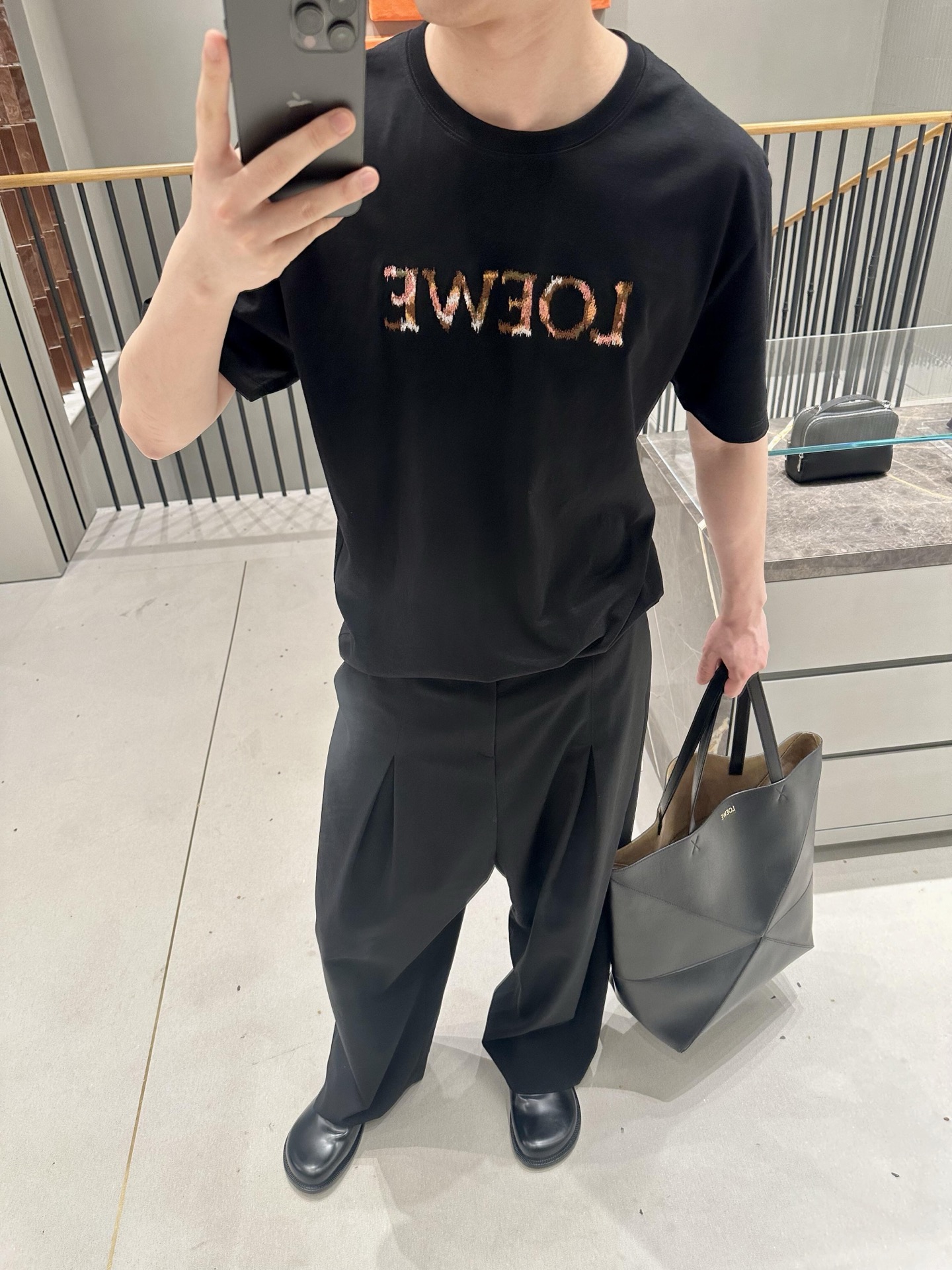 NO:428577,.LOEWE Loewe Colorful Line Embroidery Short Sleeve Fabric is made of 50 mercerized double-strand fabric weighs 190 grams, and thread matches 11 Solona mercerized weight 220 grams. Craft embroidery uses 3D three-dimensional color thread embroidery, multi-color matte embroidery thread matches high density needle spacing, presenting a perfect visual sense. Lightweight cotton T-shirt with blended yarn on the front LOEWE embroidery. * loose fit, standard length. * round neck design Customized auxiliary materials 11 wash trademark Auxiliary materials 11 embroidery color thread S-M-L-XL Color black Exclusive, loewe, loewe, T-shirt,tees, t-shirt, alexander wang19860909.LOEWE 罗意威彩线刺绣短袖 面料采用50支丝光双股面料克重190克,螺纹搭配11索罗娜丝光克重220克. 工艺刺绣采用3D立体彩线刺绣,多色哑光刺绣线搭配高密度针距.呈现出完美的视觉感. 轻盈棉质T恤,正面饰有混纺纱线LOEWE 刺绣.*宽松版型,标准长度.*圆领设计 辅料定制11洗水商标 辅料定制11刺绣色线 尺码S-M-L-XL 颜色黑 独家专供,,loewe,loewe,T-shirt,tees，t-shirt,alexander wang,Men's clothing