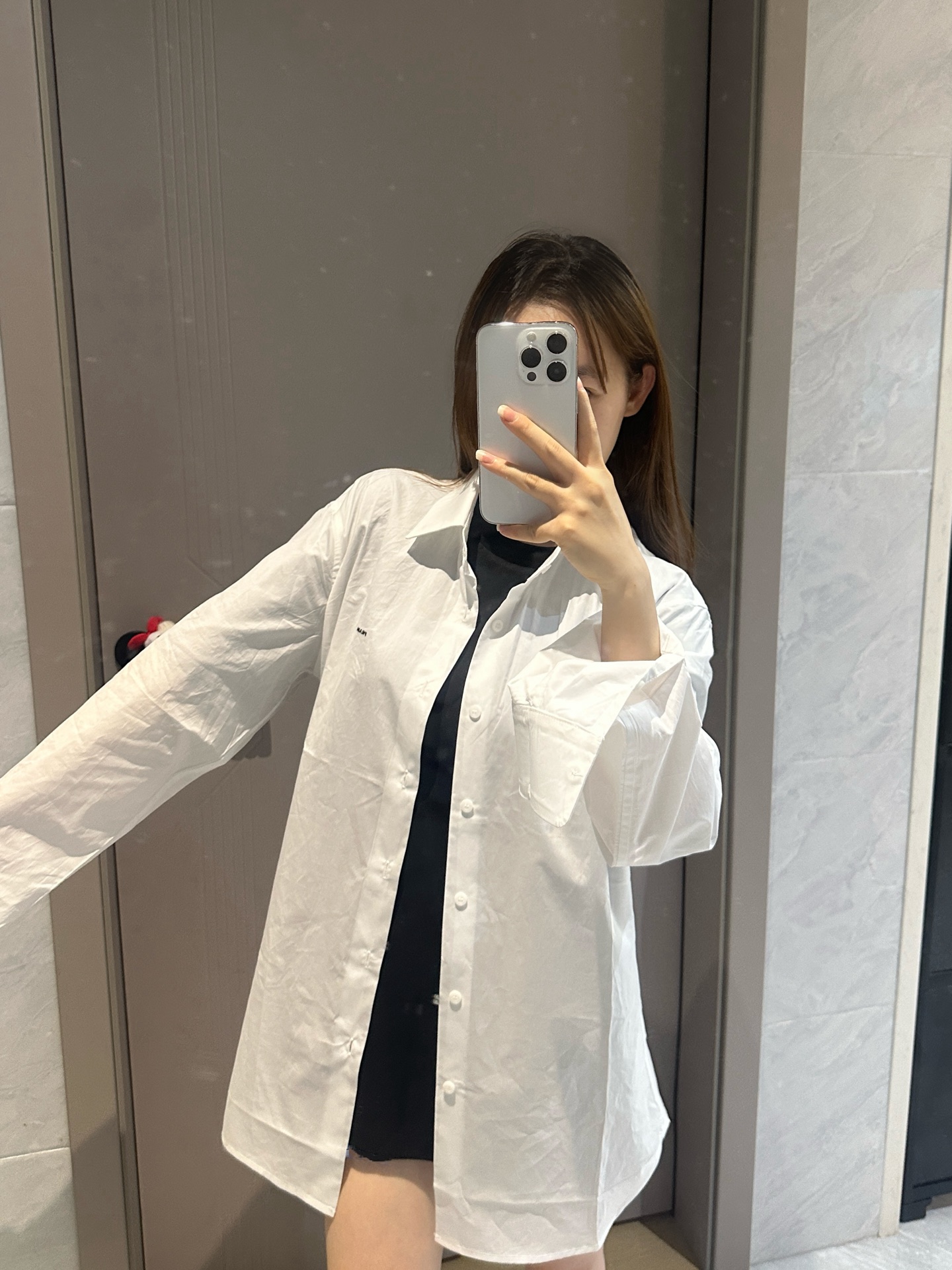 NO:428572,.PRADA small-label nylon decoction shirt The fabric is made of 100 threads of Tianshi A100 fabric. This fabric is made of fixed-woven fabric, which is very breathable and comfortable on the upper body. Even for summer outfits, the auxiliary material is customized with imported nylon material, with a thickness of 0.01, which is thinner than printing, and it also presents the three-dimensional feeling of the hot picture. The buttons are made of natural resin buttons, and the neckline is thin and the special thickened lining is thin, which is very perfect. This square-shaped cotton shirt releases the charming charm of relaxedness and freedom, and exudes a modern and elegant atmosphere. The buttons and the triangle logo of the fabric embellish the simple and exquisite lines. Customized auxiliary material 11 wash trademark Auxiliary material 11 nylon decoction auxiliary material 11 resin buttons Color black-white Size S-M-L-XL  Exclusive, prada,shirts,alexander wang19860909.PRADA 小标尼龙烫画衬衫 面料采用100支天丝A100面料,该款面料采用定织面料,上身效果非常透气与舒适即使是夏天穿搭也不闷染. 辅料烫图采用进口尼龙材料定做,0.01厚度,比印还薄的一款工艺,同时又呈现出烫图的立体感.纽扣采用天然树脂纽扣,领口衬薄采用特种加厚衬薄,立体感非常完美. 这款方正廓形的棉质衬衫释放轻松自在的迷人魅力,散逸摩登优雅气息.钮扣与织物三角形徽标点缀简约而精致的线条. 辅料定制11洗水商标 辅料定制11尼龙烫图 辅料定制11树脂纽扣 颜色黑-白 尺码S-M-L-XL 独家专供,,prada,shirts,alexander wang,Men's clothing