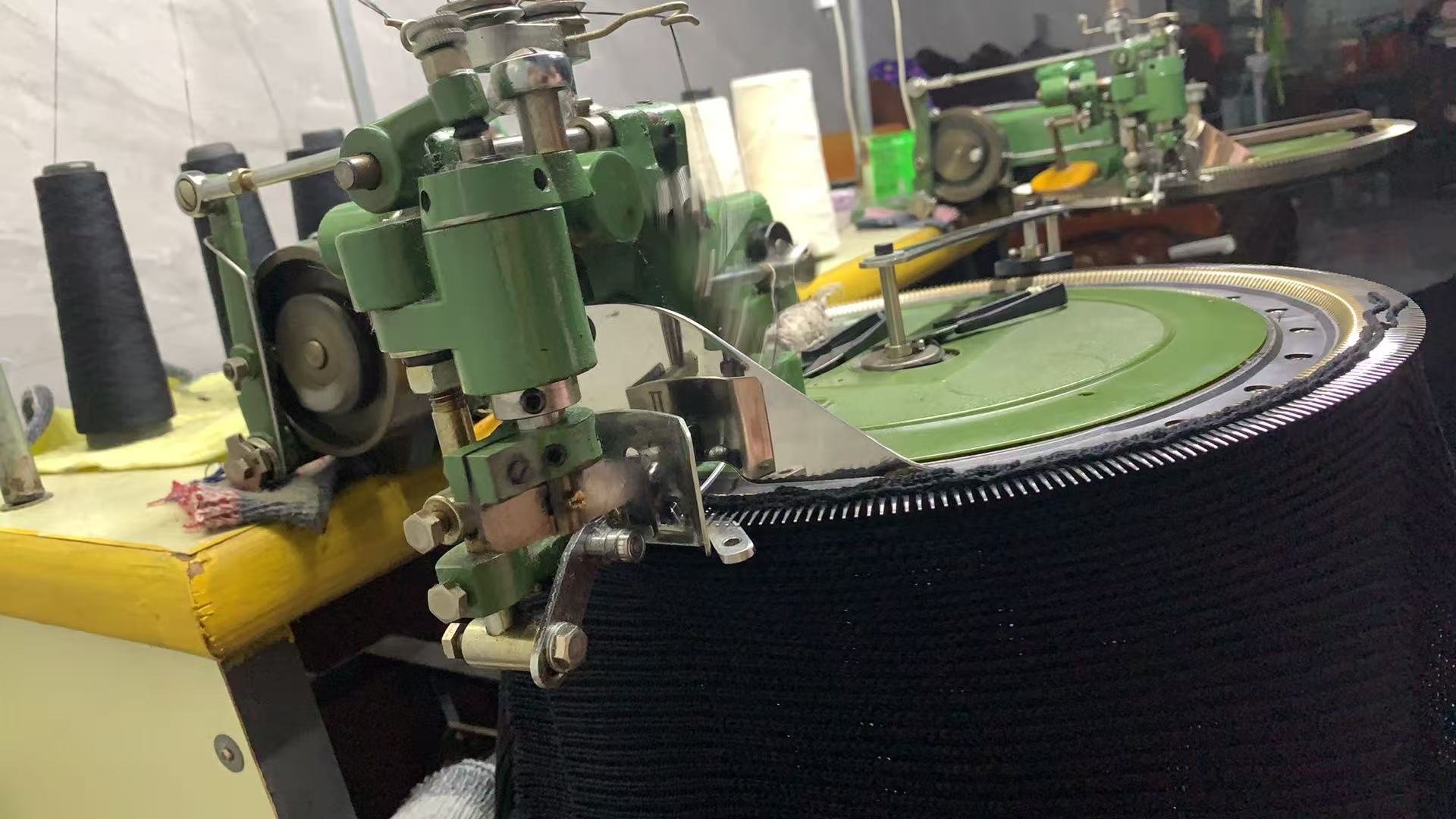 NO:447847,.LOUIS VUITTON gold thread embroidery knit cardigan fabric is made of 95 cotton and 5 sheep soft. The fabric is mainly made of cotton, and it is matched with 5 wool to add a little meaty feel to the whole day. The upper body effect is three-dimensional and has a styling. The craft embroidery uses 3D three-dimensional embroidery, fixed-dye golden embroidery thread, and 5-needle embroidery, and the letters are more three-dimensional. The buttons of the auxiliary materials are alloy plating inside and outside, and the button surface is engraved with the brand's iconic LOGO and four-leaf clover pattern. This cardigan is made of light and breathable cotton-blend rib knitted, with the left collar and flip pocket respectively. The Louis Vuitton logo and Monogram floral details are embroidered in the left collar and flip pocket. It can replace the classic jacket to build a leisurely evening outfit, embroider the leisurely and elegant evening wear style, embroidered on a pleasant sailing trip. Customized auxiliary materials 11 wash water trademark Auxiliary materials 11 alloy buttons  Customized 11 three-dimensional embroidery Size S-M-L-XL Color Black Exclusive, Louis vuitton,louis vuitton,jackets & coats,alexander wang19860909.LOUIS VUITTON 金线刺绣针织开衫 面料采用95棉,5羊柔.该款面料以棉质为主织出成衣,搭配5羊毛为整天版型添加上一点肉顺手感.上身效果立体有版型. 工艺刺绣采用3D立体刺绣,定染金黄刺绣线,5针口绣出,字母更有立体感. 辅料纽扣内外采用合金电镀,纽扣面上刻有品牌标志性LOGO与四叶草花纹. 本款开衫取材轻盈透气的棉质混纺罗纹针织,为左领和翻盖口袋分别 刺绣路易威登标识与Monogram花卉细节.可替代经典夹克构筑闲 雅晚装造型,踏上惬意的航游之旅. 辅料定制11洗水商标 辅料定制11合金纽扣 工艺定制11立体刺绣 尺码S-M-L-XL 颜色黑 独家专供,,louis vuitton,louis vuitton,jackets & coats,alexander wang,Men's clothing