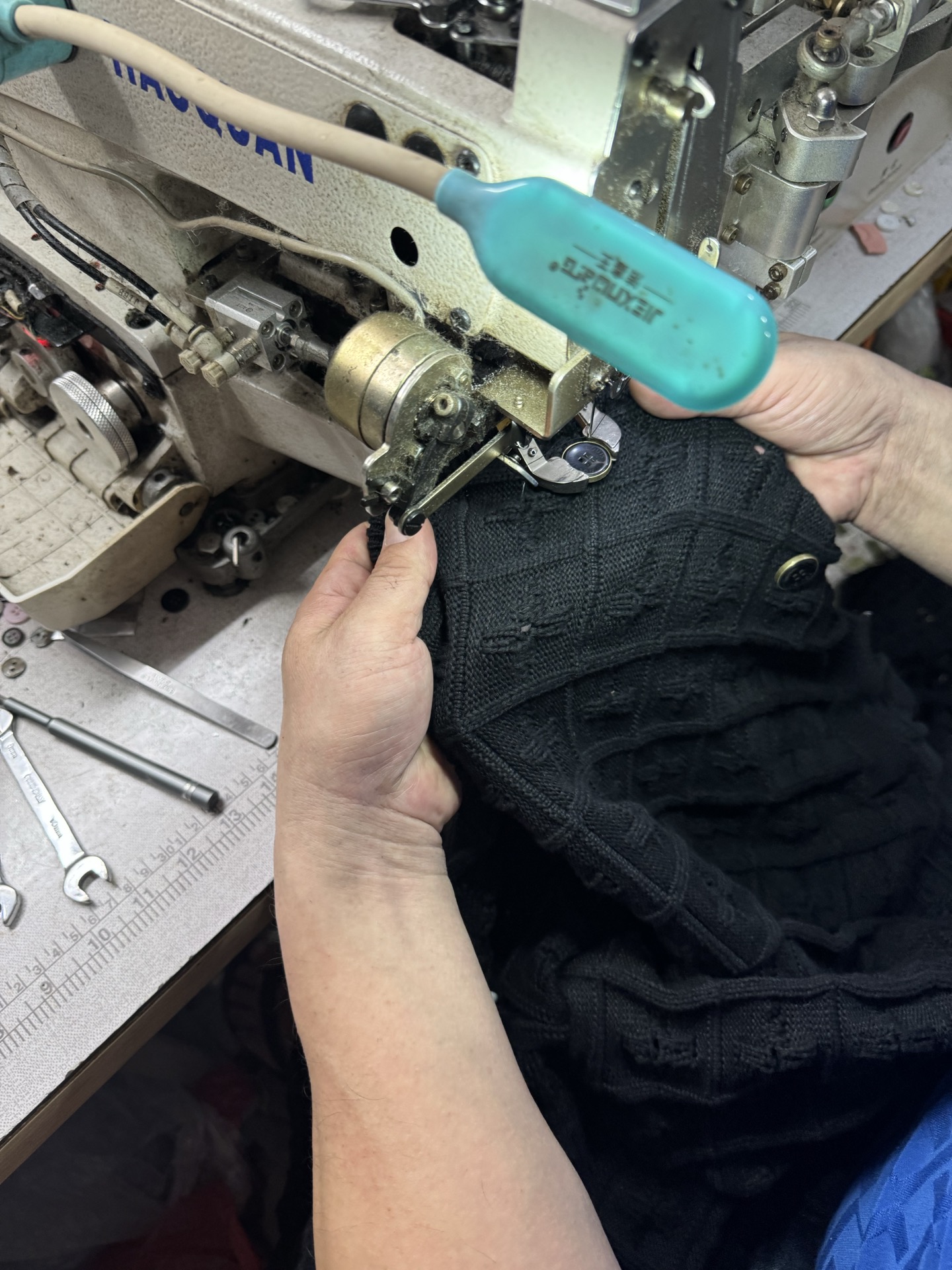 NO:447854,.LOUIS VUITTON double-breasted knitted cardigan fabric is made of 95 cotton and 5 wool blend fabric. The whole craftsmanship is woven with a 10-pin imported machine, with a full floral logo logo, and a strand of a cable design style woven into the finished product. The laundry wash water fixes the shape and adds the feel. The auxiliary material buttons are made of alloy outer frame and resin material in the inner lining, and the brand logo logo is laser engraved on the surface. The inner space also has two decorative resin buttons. This double-breasted cardigan draws inspiration from the Dandy style of the navigation traveler, and integrates Monogram floral pattern for the delicate textured cotton knitted cotton, which is matched with craftsmanship eye elements. The left pocket is decorated with metal LV logo, injects exquisite summer day and night shape. Customized auxiliary material 11 wash water trademark Auxiliary material 11 lettering button  Size S-M-L-XL Color Black Exclusive, louis vuitton,louis vuitton,alexander wang19860909.LOUIS VUITTON 绞花双排扣针织开衫 面料采用95棉 5羊毛混纺面料. 工艺整件衣服采用正10针进口机织成,全幅带有花卉标识LOGO,绞花设计风格织成成品.成衣洗水固定版型与增加手感. 辅料纽扣采用合金外框搭配内里采用树脂材料,面上激光刻字品牌标志LOGO.里幅也同时带有装饰两个树脂纽扣. 本款双排扣开衫向航游旅人的丹迪风范汲取灵感,为纹理细腻的钩针风格棉质针织融入Monogram花卉图案,搭配工致孔眼元素.左侧口袋点缀金属LV标识,为夏日昼夜造型注入考究一笔. 辅料定制11洗水商标 辅料定制11刻字纽扣 尺码S-M-L-XL 颜色黑 独家专供,,louis vuitton,louis vuitton,alexander wang,Men's clothing