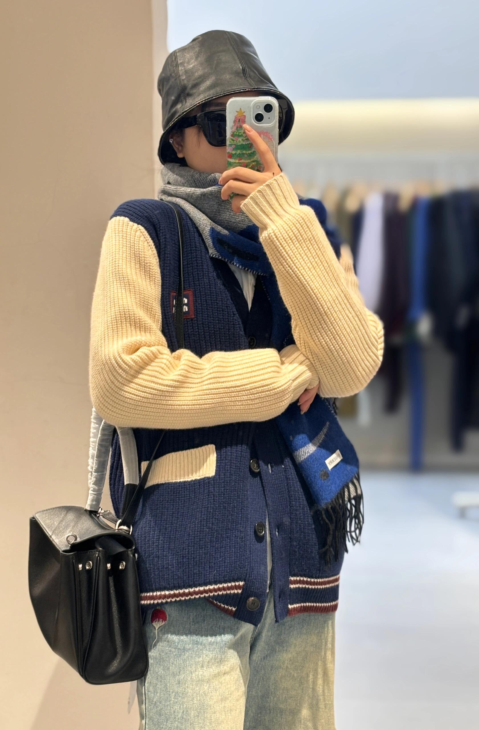 NO:430679,.MiuMiu Academy style chest label jacquard sweater The fabric is made of 40 sheep soft 15 wool 45 cotton blend fabric, original color dyed royal blue. The regular 7 knitted multi-cut sewing plate. The auxiliary materials are made of horn buttons, each button has irregular horn pattern, and the chest mark is made of pure cotton custom jacquard MiuMiu. Tennis style details are embellished with this cashmere and wool blend cardigan. The bright rib pattern and Oversize shape interpret the casual and elegant style. Oversize shape Fisherman rib knit long sleeves V-neck half-shoulder design Rib knit cuffs and hem Front button closure Front pocket Knit logo patch Auxiliary material custom 11 wash trademark Auxiliary material custom 11 jacquard breast Auxiliary material custom 11 horn buttons Size 38-40-42-44 Color blue  Exclusive, Miumiu, versace, espadrilles, alexander wang19860909.MiuMiu 学院风胸标提花针织衫 面料采用40羊柔15羊毛45棉混纺面料,原版定染宝蓝色.正7针织出多裁片缝盘. 辅料采用牛角纽扣,每一个纽扣都带有不规则牛角纹路,胸标采用纯棉定制提花MiuMiu. 网球风细节点缀于此款羊绒和羊毛混纺开衫.鲜明罗纹图案与 Oversize造型演绎随性雅致风格. Oversize造型 渔夫罗纹针织 长袖 V字领 半插肩设计 罗纹针织袖口和下摆 正面钮扣开合 正面口袋 针织徽标贴布 辅料定制11洗水商标 辅料定制11提花胸标 辅料定制11牛角纽扣 尺码38-40-42-44 颜色蓝 独家专供,,miumiu,versace,espadrilles,alexander wang,Men's clothing