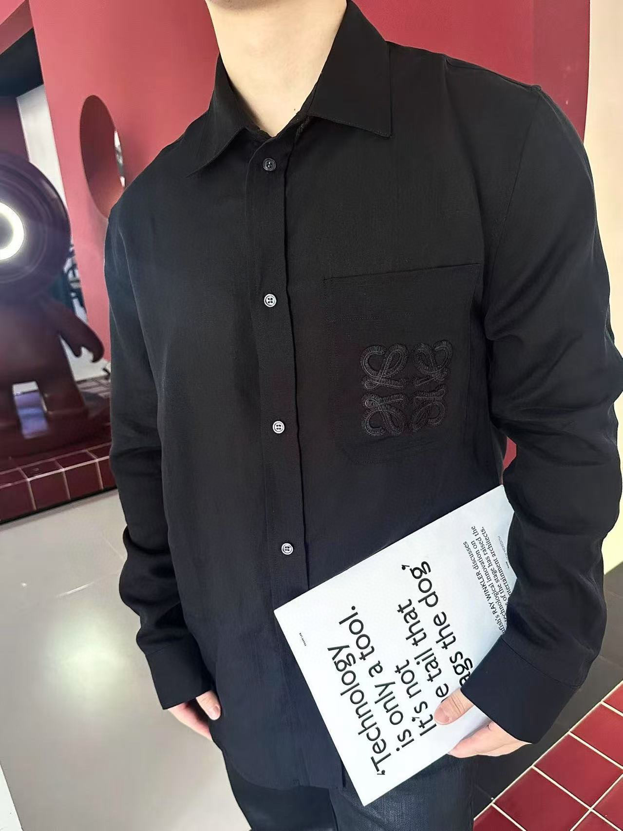 NO:430682,.LOEWE Loewe embroidered silk shirt The fabric is made of 98 silk and 2 cotton. This fabric is made of real silk fabric with silk yarn on the surface. The upper body effect is refreshing and three-dimensional and breathable. The process is embroidered by water-soluble process, and the back positioning patch is embroidered on the embroidery. The workmanship is full-circularly edging German imported buried clamping machine and special machines to make the finished product. The auxiliary material buttons are made of natural shell buttons, and the buttons have the price-entry brand iconic LOGO on the side. Light viscose and linen printed shirts, with Anagram patch pockets on the chest. Fine embroidery. * Loose style, standard length * Cuban collar * Front button closure Auxiliary material customized 11 washing trademark Auxiliary material customized 11 shell buttons Fabric customized 11 silk fabric Size 46-48-50-52 Black color  Exclusively available, loewe,loewe,shirts,alexander wang19860909.LOEWE 罗意威刺绣蚕丝衬衫 面料采用98蚕丝,2棉,该款面料采用真蚕丝面料面上带蚕丝纱料.上身效果清爽立体透气. 工艺采用刺绣采用水溶工艺刺绣,后入工定位贴布绣上.做工全方位包边德国进口埋夹机器与特种机做出成品. 辅料纽扣采用天然贝壳扣,纽扣侧边带有价格刻字品牌标志性LOGO. 轻盈粘胶纤维和亚麻印花布衬衫,胸前贴袋饰有Anagram 精巧刺绣.*宽松版型,标准长度*古巴领*正面纽扣开合 辅料定制11洗水商标 辅料定制11贝壳纽扣 面料定制11蚕丝面料 尺码46-48-50-52 颜色黑 独家专供,,loewe,loewe,shirts,alexander wang,Men's clothing