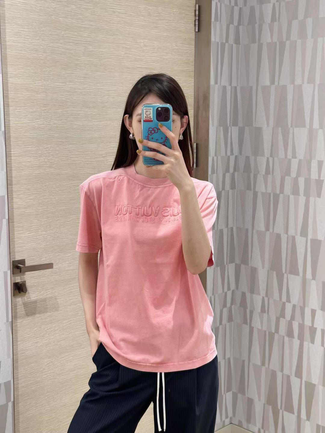 NO:457186,.LOUIS VUITTON Washing and aging embroidered short sleeves The fabric is made of fixed-dye fried color fabric, the fabric is made of 32 pure cotton double yarns, and the thread is matched with 1*1 Sorona. The process is made of crafts and used to make the fried salt in laundry, and 20 pieces are made of fried color technology, which is naturally dried. The embroidery adopts 3D three-dimensional embroidery technology, and the bottom is made of glue to make the embroidery process more three-dimensional, and the front and back embroider the laser hollowing process. This washing T-shirt presents a lazy retro atmosphere with the garment dyeing process, and then embroideres the Louis Vuitton logo and Monogram floral eyelets on the chest and neckline respectively, and is matched with rib elements extending from the collar to the sleeves, making the trendy design show a casual style. Customized auxiliary materials 11 washing trademark Auxiliary materials 11 stir-fried fabric Process 11 embroidery process Size S-M-L-XL Color aging powder  Exclusively available, louis vuitton,louis vuitton,t-shirt,tees,t-shirt,alexander wang19860909.LOUIS VUITTON 洗水做旧刺绣短袖 面料采用定染炒色面料,面料采用32支纯棉双纱,螺纹配套1*1索罗纳. 工艺做旧采用成衣洗水炒盐,20件为一批做炒色工艺,自然晾干.刺绣采用3D立体刺绣工艺,底下采用垫胶工艺使刺绣工艺更为立体,前后幅刺绣激光镂空工艺. 本款水洗T恤以成衣染色工艺呈现慵懒复古气息,再为胸前和领口分别刺绣路易威登标识和Monogram花卉孔眼,搭配从衣领延伸至衣袖的罗纹元素,令潮流设计展现休闲格调. 辅料定制11洗水商标 辅料定制11炒色面料 工艺定制11刺绣工艺 尺码S-M-L-XL 颜色做旧粉 独家专供,,louis vuitton,louis vuitton,T-shirt,tees，t-shirt,alexander wang,Men's clothing