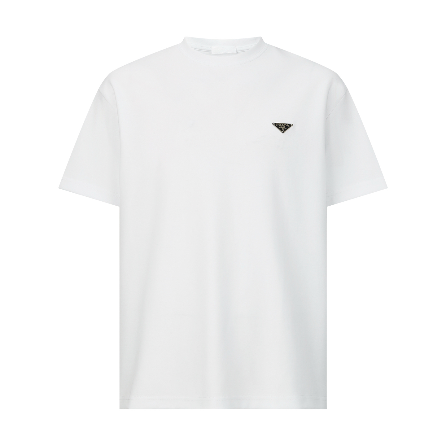 NO:471101,.PRADA New Triangle Chest Steel Short Sleeve Fabric is made of 40 mercerized soft fabric, the fabric cloth weighs 230 grams after washing water, and the neckline thread is matched with native fabric. The auxiliary material chest steel standard is made of all-steel material electroplating, folk Sanbao enamel electroplating technology, and the bottom is made of stainless steel round nails to make the upper body more comfortable. This cotton T-shirt is equipped with short sleeves and ribbed knitted round neck, presenting an Oversize shape. The iconic enamel-coated metal triangle logo embellishes the chest. Oversize shape Short sleeves Directly cut the hem of the enamel metal triangle logo. It is a large-size style. Customized auxiliary materials 11 washing trademark Auxiliary materials Customized auxiliary materials 11 steel standard auxiliary materials Fabric dyed 11 fabric color S-M-L-XL Color black-white Exclusively available, prada, versace, T-shirt, tees, t-shirt, alexander wang19860909.PRADA 新三角胸口钢标短袖 面料采用40支丝光柔,面料布匹洗水后克重为230克,领口螺纹搭配原生本布. 辅料胸口钢标采用全钢材料电镀而成,民间三宝琺琅电镀工艺,底部采用不锈钢圆钉搭配 让衣服上身效果更为舒适. 这款棉质T恤搭载短袖和罗纹针织圆领,呈现Oversize造型.标志性的涂珐琅金属三角形徽标点缀胸前.Oversize造型 短袖 直裁下摆涂珐琅金属三角形徽标.为大版型款式. 辅料定制11洗水商标 辅料定制11钢标辅料 面料定染11面料颜色 尺码S-M-L-XL 颜色黑-白 独家专供,,prada,versace,T-shirt,tees，t-shirt,alexander wang,Men's clothing