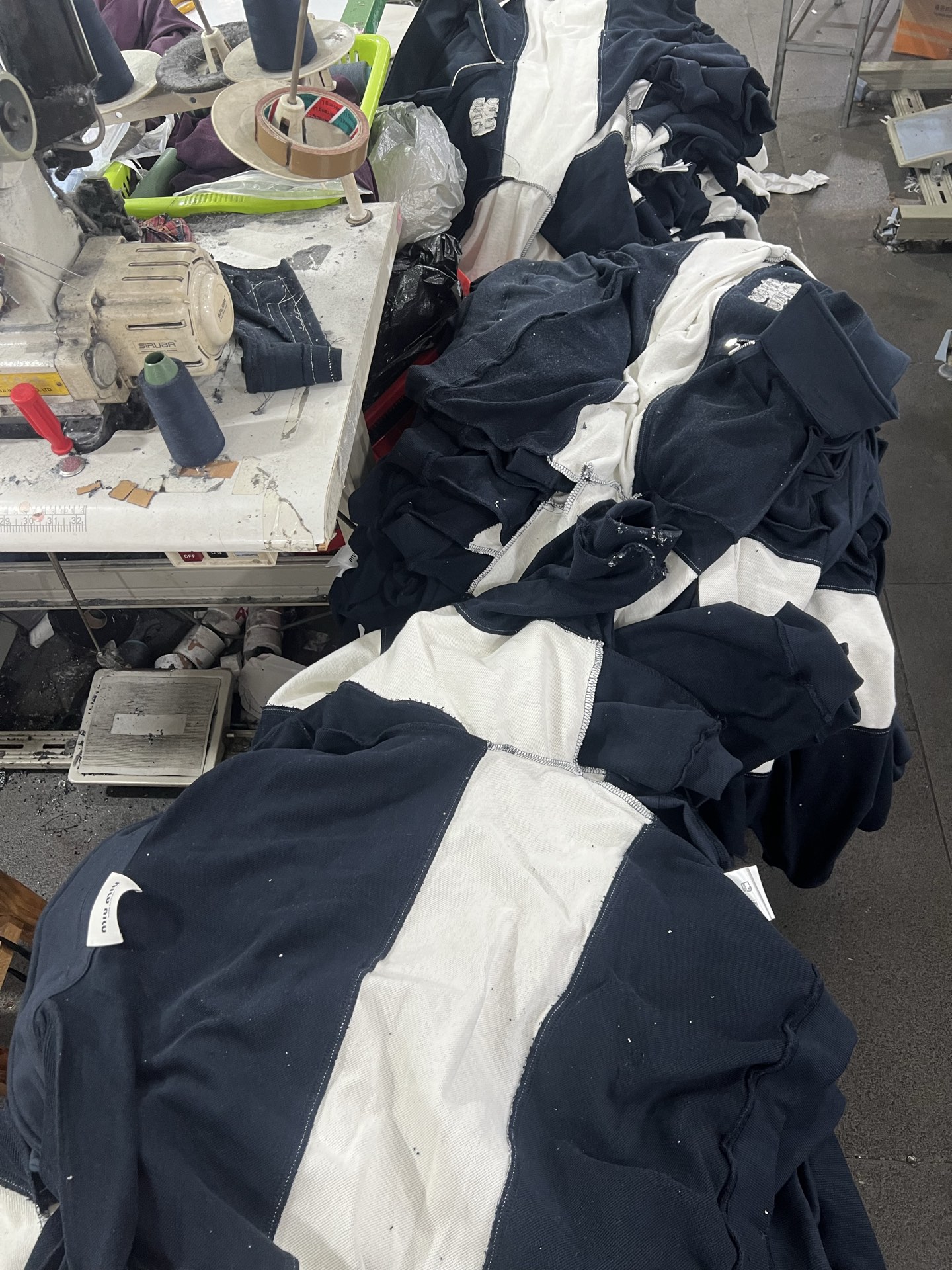 。MiuMiu 刺绣徽标撞色POLO衫
面料：采用380克双股鱼鳞毛圈。
面料：螺纹搭配2*2同缸双纱。