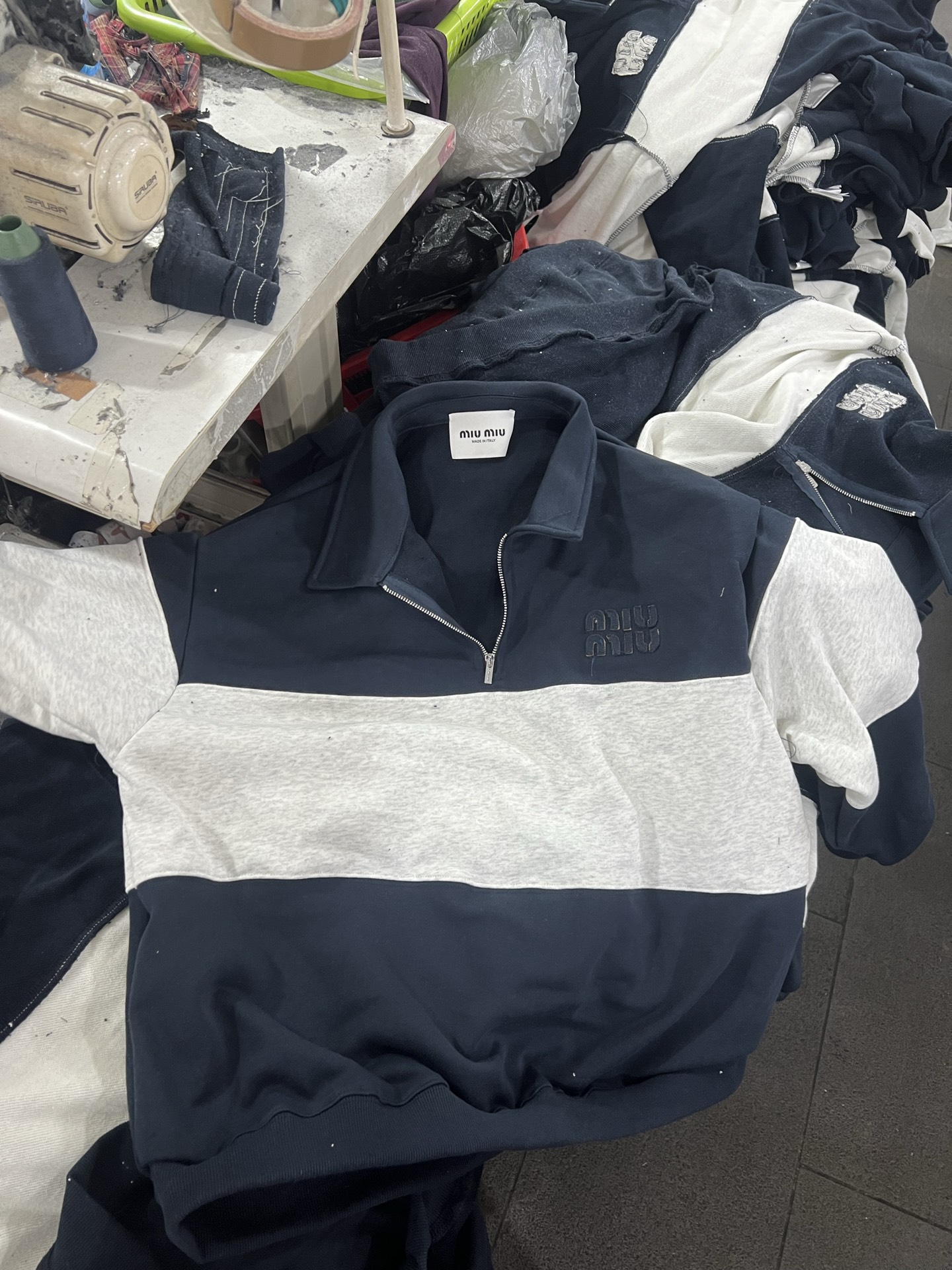 。MiuMiu 刺绣徽标撞色POLO衫
面料：采用380克双股鱼鳞毛圈。
面料：螺纹搭配2*2同缸双纱。