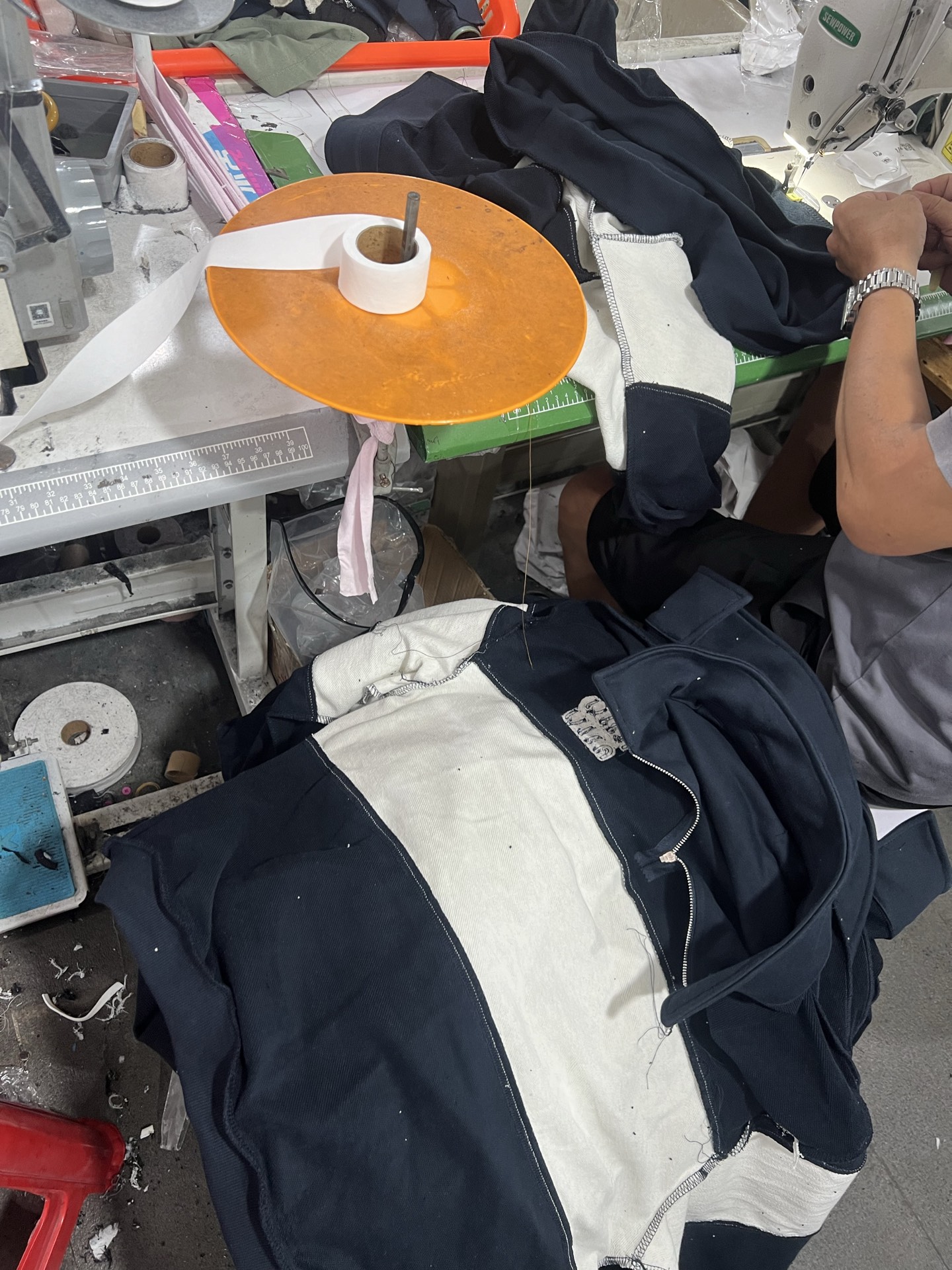 。MiuMiu 刺绣徽标撞色POLO衫
面料：采用380克双股鱼鳞毛圈。
面料：螺纹搭配2*2同缸双纱。