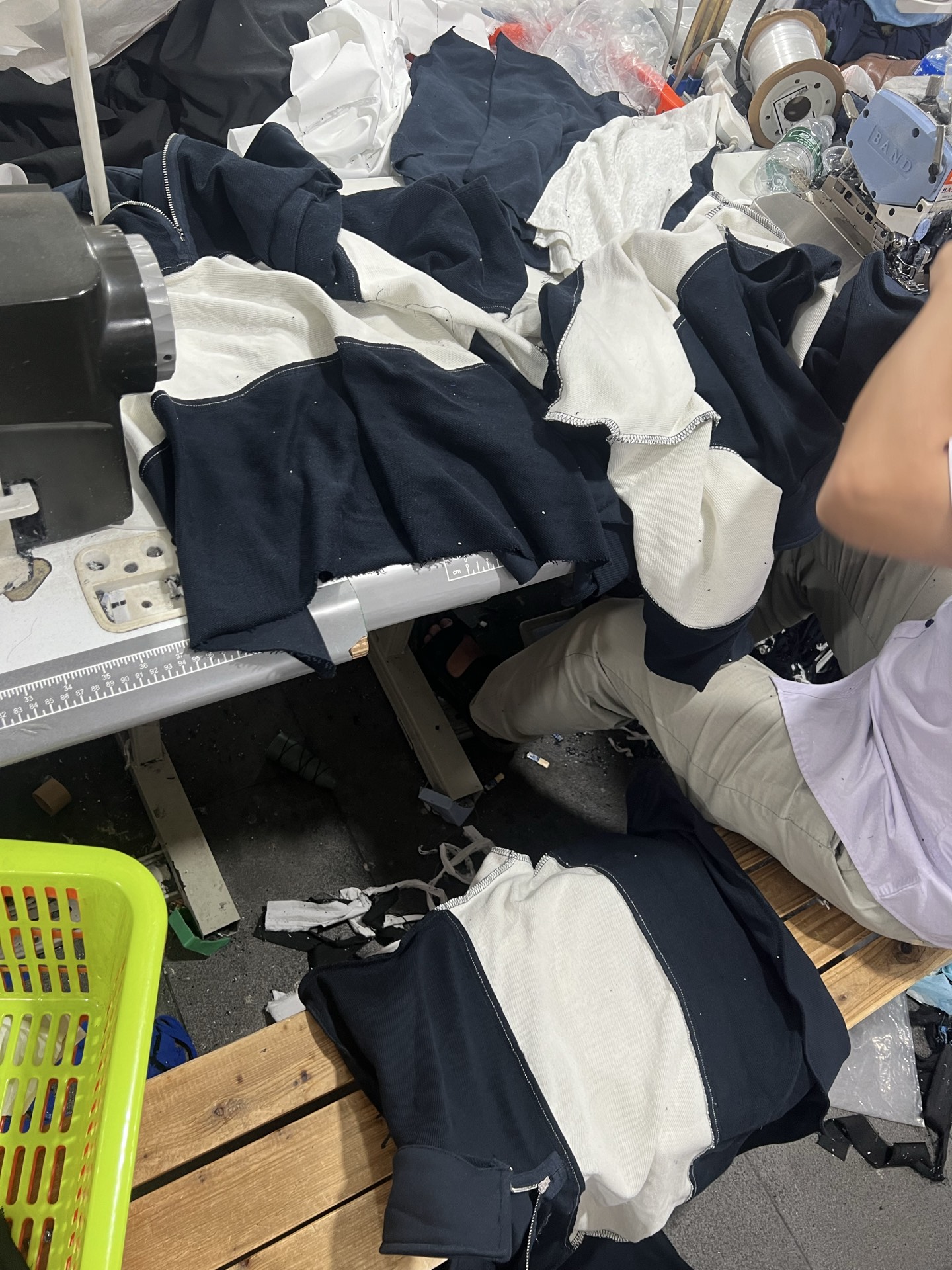 。MiuMiu 刺绣徽标撞色POLO衫
面料：采用380克双股鱼鳞毛圈。
面料：螺纹搭配2*2同缸双纱。