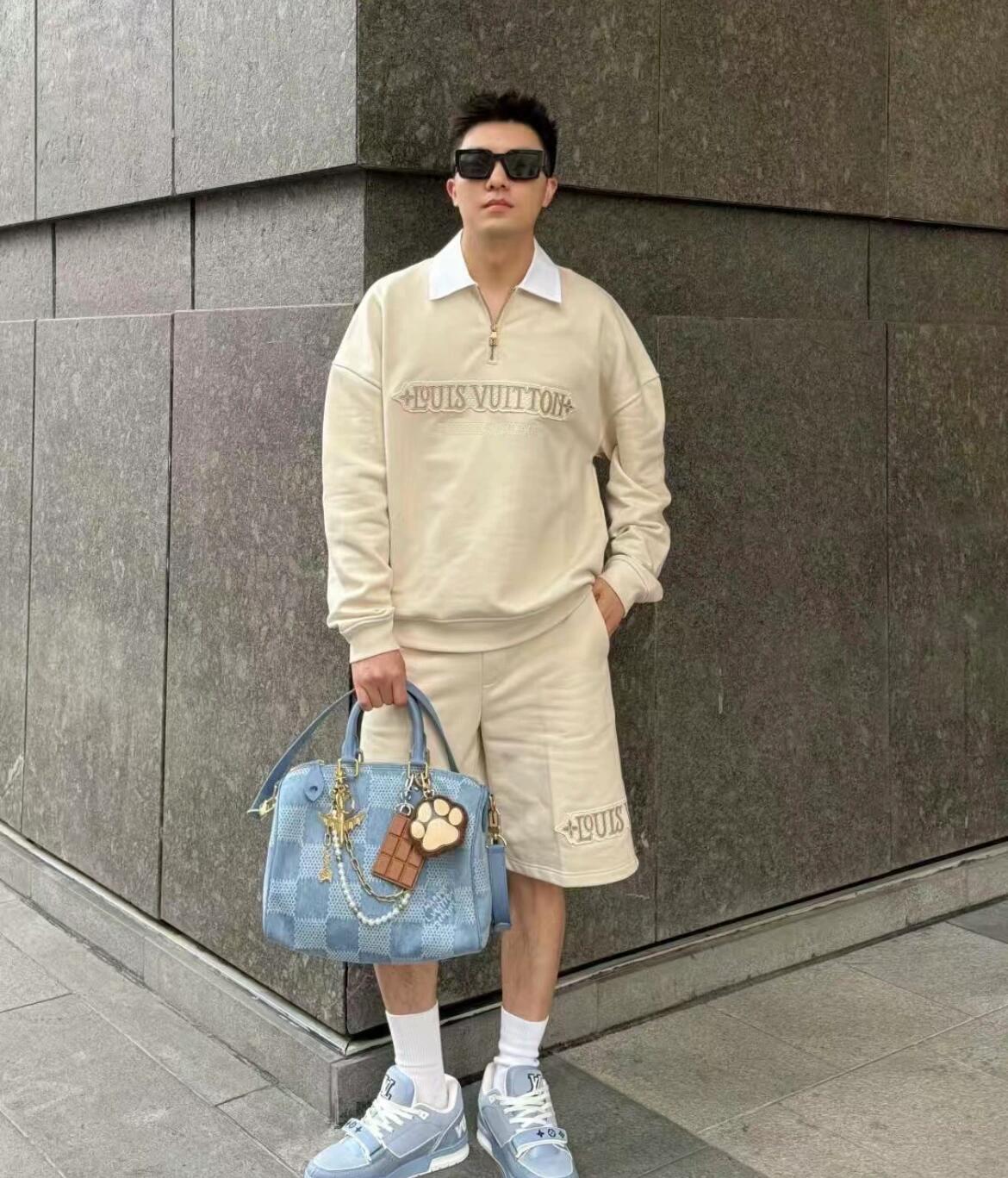 NO:455305,.LOUIS VUITTON zippered POLO sweatshirt fabric is made of 380 fish scale single strand terry, long yarn cotton fixed woven and dyed, threads are matched with 2*2 double yarn threads, and fixed dying of the same cylinder. The collar of the fabric is made of thickened cotton, and the inner liner is thin, making the body more three-dimensional. The front and back of the craftsmanship are equipped with brand iconic embroidery logo, with the front panel embellishment, plus brand English embroidery. The back panel embroidery uses 3D three-dimensional embroidery, and the number of stitches is 23,800 stitches. The auxiliary zipper is made of electroplating for old brass, and the lace and galvanized for old brass. This sweatshirt is made of cotton in elegant tones, paired with knitted shirt collar and modern semi-zipper collar, which can be used to create a leisurely sailing style with the same trousers. The Louis Vuitton patch on the chest creates a plump skin  The brand logo embroidery lights up the back waist. Customized auxiliary materials 11 washing water trademark Auxiliary materials 11 electroplated zipper Size S-M-L-XL Color apricot yellow Exclusively available, louis vuitton,louis vuitton,hoodie,sweatshirts,shirts,alexander wang19860909.LOUIS VUITTON 盘格刺绣拉链POLO卫衣 面料采用380鱼鳞单股毛圈,长纱棉定织定染,螺纹搭配2*2双纱螺纹,同缸定染. 面料领口衬领采用加厚棉布,内里加货衬薄,使是身更有立体效果. 工艺前后幅都带有品牌标志性刺绣LOGO,前幅为棋盘格为点缀,加上品牌英文刺绣.后幅刺绣采用3D立体刺绣,整针数为23800针. 辅料拉链采用电镀做旧黄铜色,拉牙欧牙电镀做旧黄铜色. 本款运动衫为棉布浸染优雅色调,搭配针织衬衫领和摩登半拉链领 口,可与同款长裤共筑闲适航游造型.胸前路易威登贴饰营造丰盈肌 理,品牌标识刺绣点亮后腰. 辅料定制11洗水商标 辅料定制11电镀拉链 尺码S-M-L-XL 颜色杏黄 独家专供,,louis vuitton,louis vuitton,hoodie,sweatshirts,shirts,alexander wang,Men's clothing