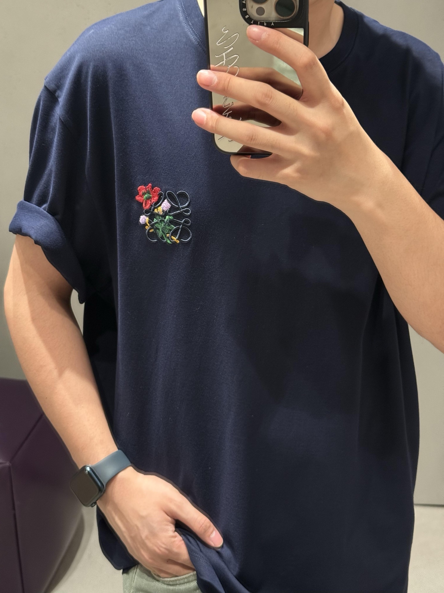 NO:455298,.LOEWE Small flower embroidery short sleeve fabric is made of 40 pure cotton double strands, thread matched with 1*1 Solona. Original dyed royal blue, thread matching fixed dyed. Craft embroidery adopts 3D three-dimensional embroidery, the icon is embellished with the Luo Yiwei logo and the flower icon is decorated with flower and grass icon. The number of needles is about 5,800 stitches. Light cotton T-shirt, with blended yarn on the chest Anagram embroidery. * Loose style, standard length * round neck design Customized auxiliary materials 11 washing trademark Craft customization 11 three-dimensional embroidery Size S-M-L-XL Color royal blue Exclusive, loewe, loewe, T-shirt,tees, t-shirt,alexander wang19860909.LOEWE 小花刺绣短袖 面料采用40支纯棉双股,螺纹搭配1*1索罗娜.原版定染宝蓝色,螺纹配套定染. 工艺刺绣采用3D立体刺绣,图标以罗意威标志添加花草图标为点缀.针数约为5800针. 轻盈棉质T恤,胸前饰有混纺纱线花卉Anagram 刺绣.*宽松版型,标准长度*圆领设计 辅料定制11洗水商标 工艺定制11立体刺绣 尺码S-M-L-XL 颜色宝蓝 独家专供,,loewe,loewe,T-shirt,tees，t-shirt,alexander wang,Men's clothing