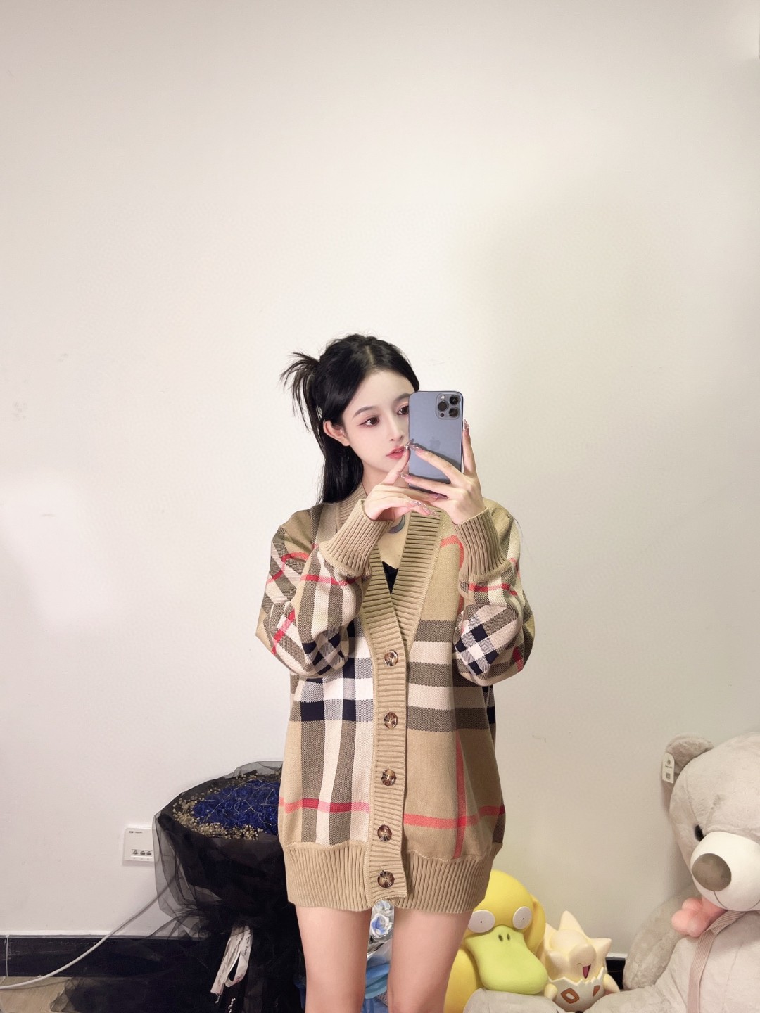 NO:461827,.BURBERRY plaid knitted cardigan The fabric is made of cotton and wool blended, and the ingredients are 35 white wool and 65 cotton yarn respectively. The craftsmanship is made of imported 12-needle machine, and the delicate textures and the alignment splicing of the plaid show a high-end style. The 8 yarn mouth is blended at the same time. The hem of the access control cuff is knitted with imported 7 knitted, and the thick strips have a delicate visual sense. It is a perfect model. Customized auxiliary materials 11 washing trademark Auxiliary materials 11 resin buttons Process customization 11 plaid icon Size S-M-L-XL Color Brown Exclusively, burberry, alexander wang19860909.BURBERRY 格子针织开衫 面料采用棉与羊毛混纺织出,成份分别采用35白羊毛与65棉纱. 工艺大身采用进口12针机器织出,细腻纹路搭配格子的对位拼接呈现出高端风.8纱嘴同时混纺织出.门禁袖口下摆采用进口正7针织出,粗条的纹路又带有细腻的视觉感.非常完美的一款. 辅料定制11洗水商标 辅料定制11树脂纽扣 工艺定制11格纹图标 尺码S-M-L-XL 颜色棕 独家专供,,burberry,alexander wang,Men's clothing