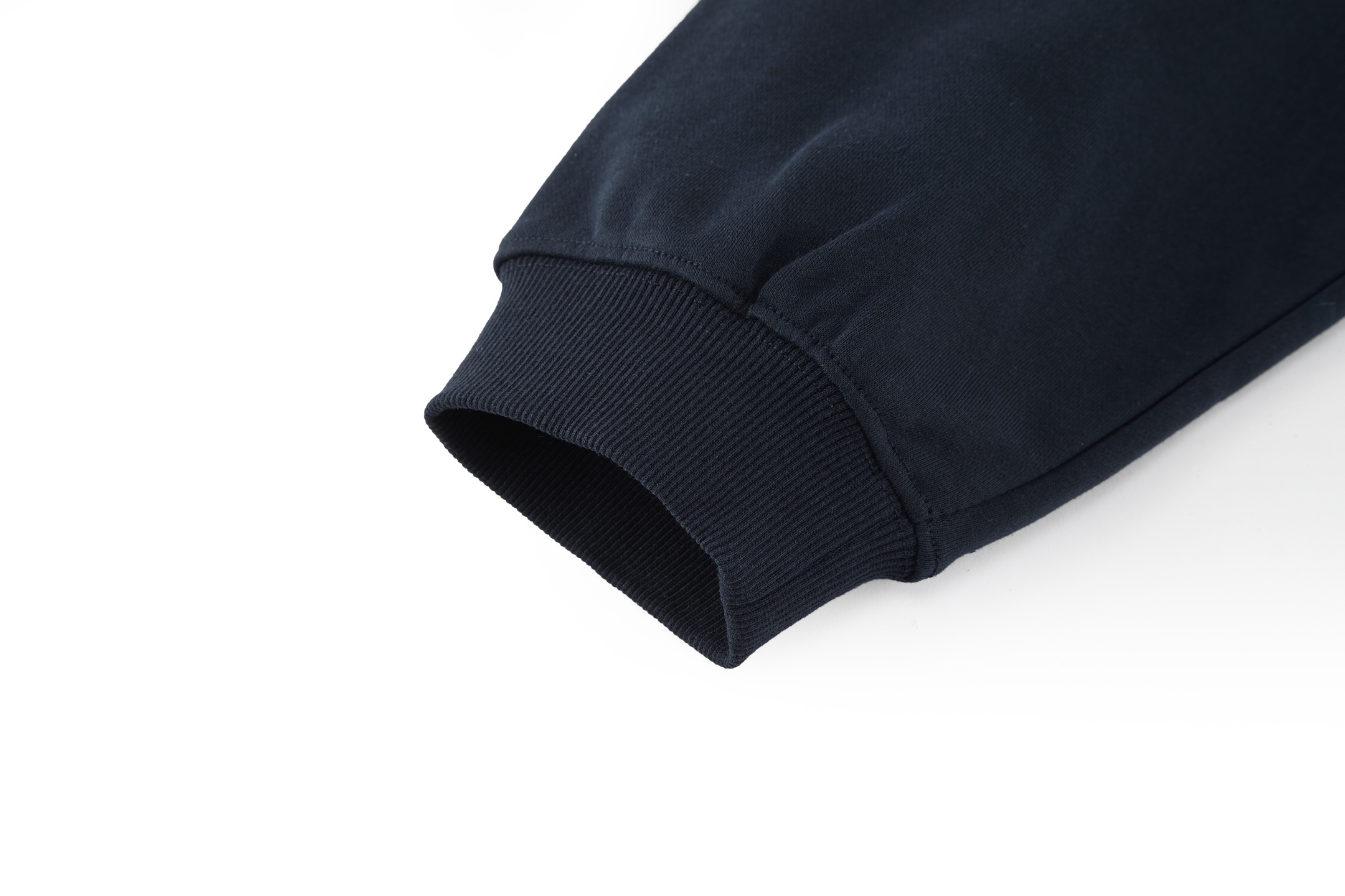 。MiuMiu 刺绣徽标撞色POLO衫
面料：采用380克双股鱼鳞毛圈。
面料：螺纹搭配2*2同缸双纱。