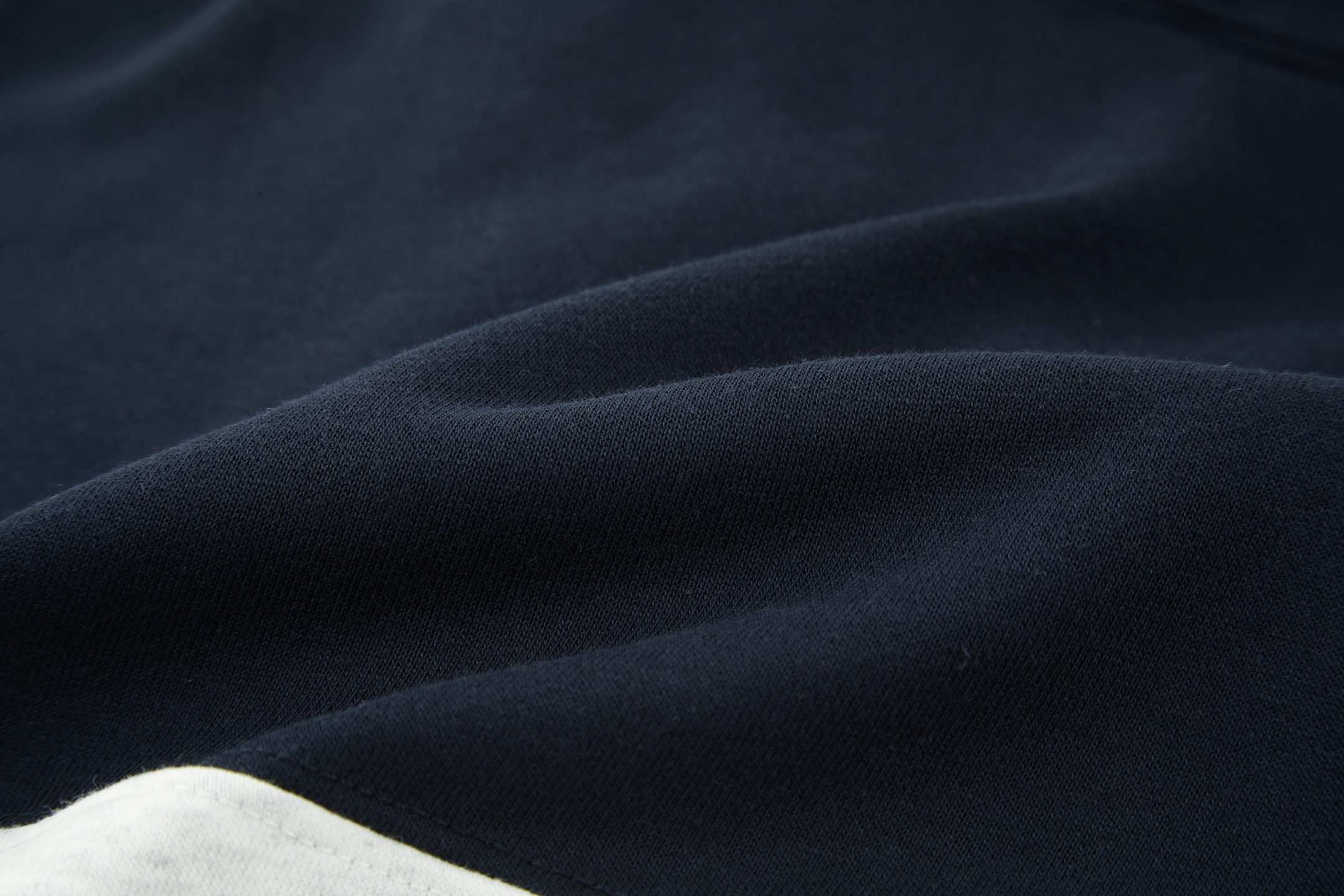 。MiuMiu 刺绣徽标撞色POLO衫
面料：采用380克双股鱼鳞毛圈。
面料：螺纹搭配2*2同缸双纱。