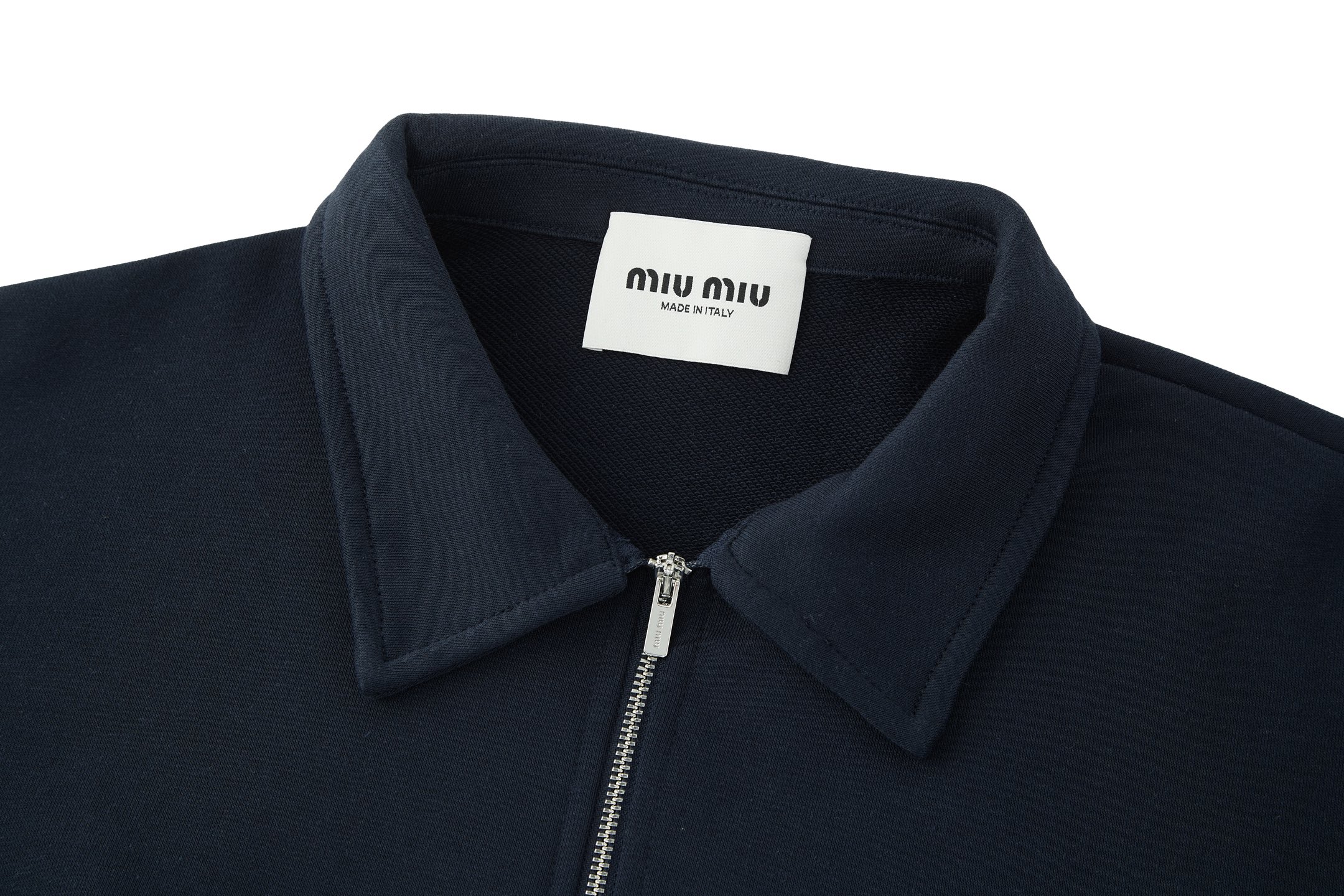 。MiuMiu 刺绣徽标撞色POLO衫
面料：采用380克双股鱼鳞毛圈。
面料：螺纹搭配2*2同缸双纱。