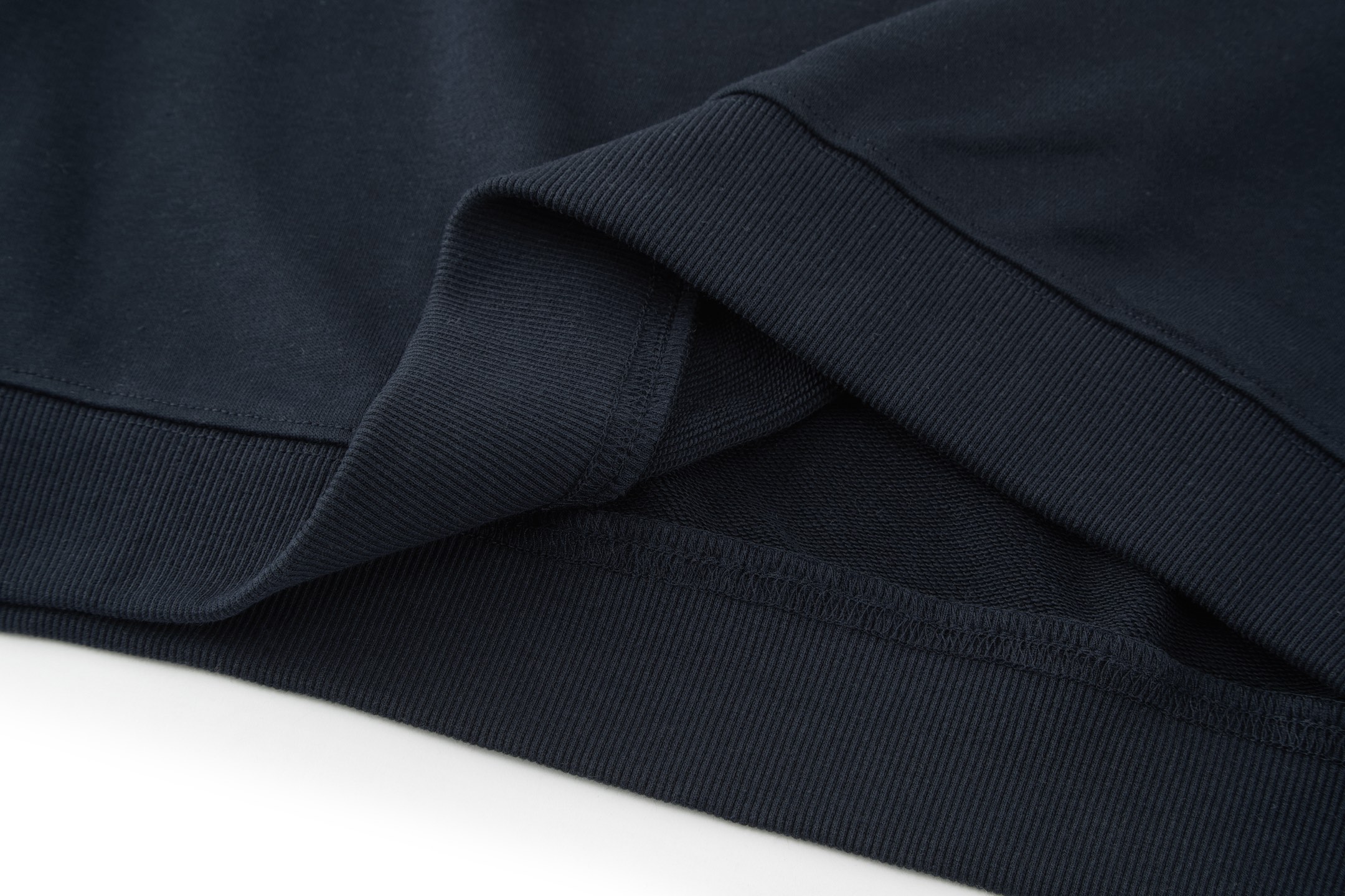 。MiuMiu 刺绣徽标撞色POLO衫
面料：采用380克双股鱼鳞毛圈。
面料：螺纹搭配2*2同缸双纱。