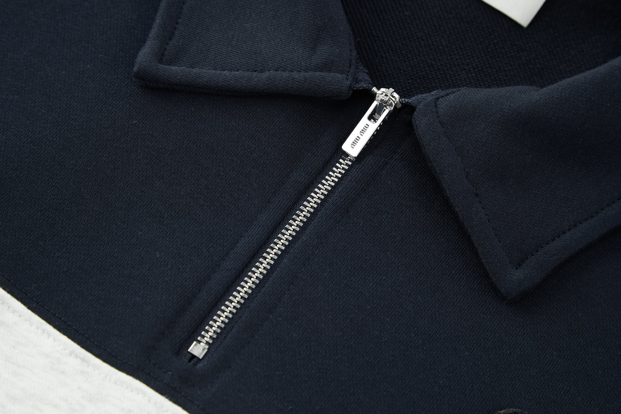 。MiuMiu 刺绣徽标撞色POLO衫
面料：采用380克双股鱼鳞毛圈。
面料：螺纹搭配2*2同缸双纱。