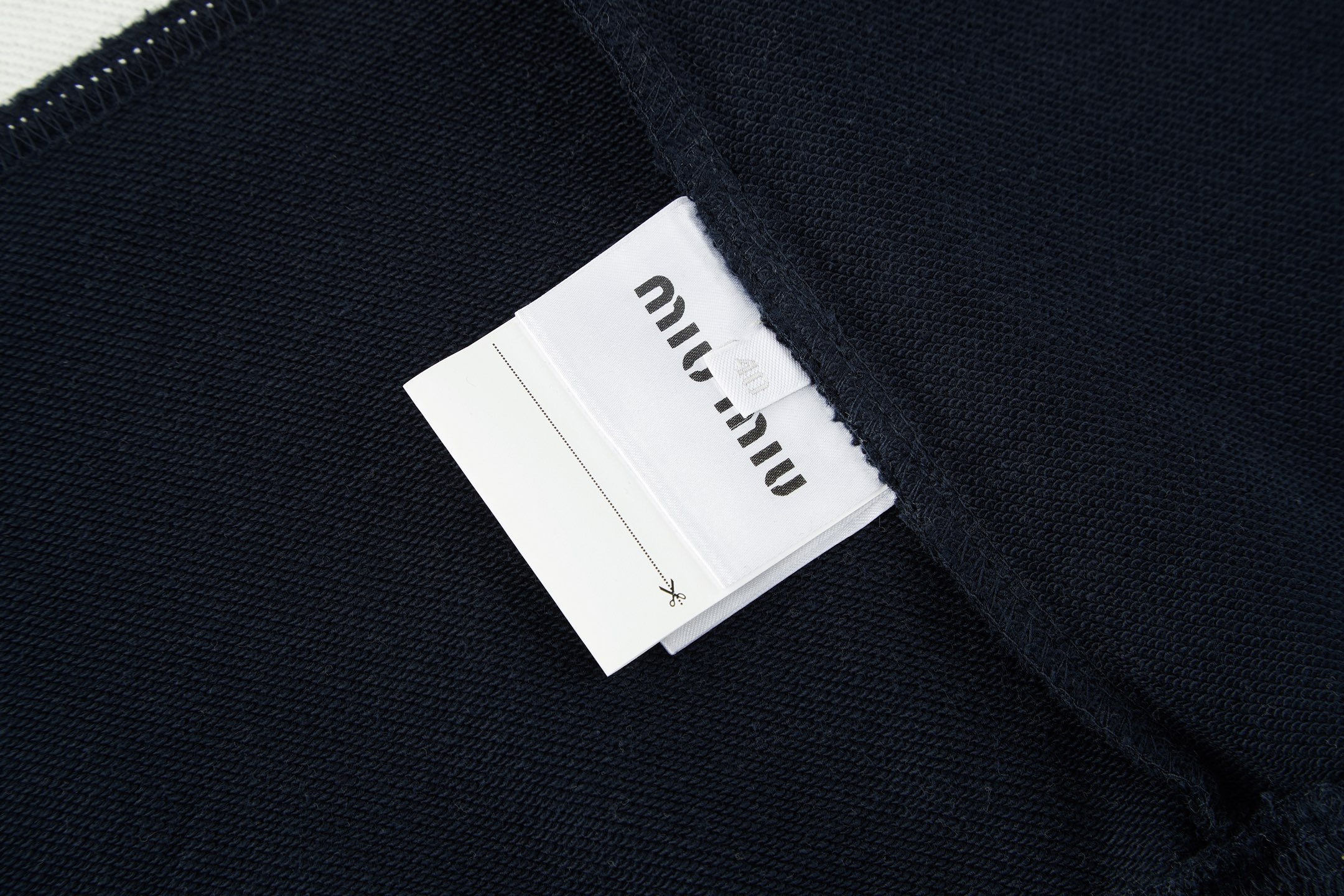 。MiuMiu 刺绣徽标撞色POLO衫
面料：采用380克双股鱼鳞毛圈。
面料：螺纹搭配2*2同缸双纱。