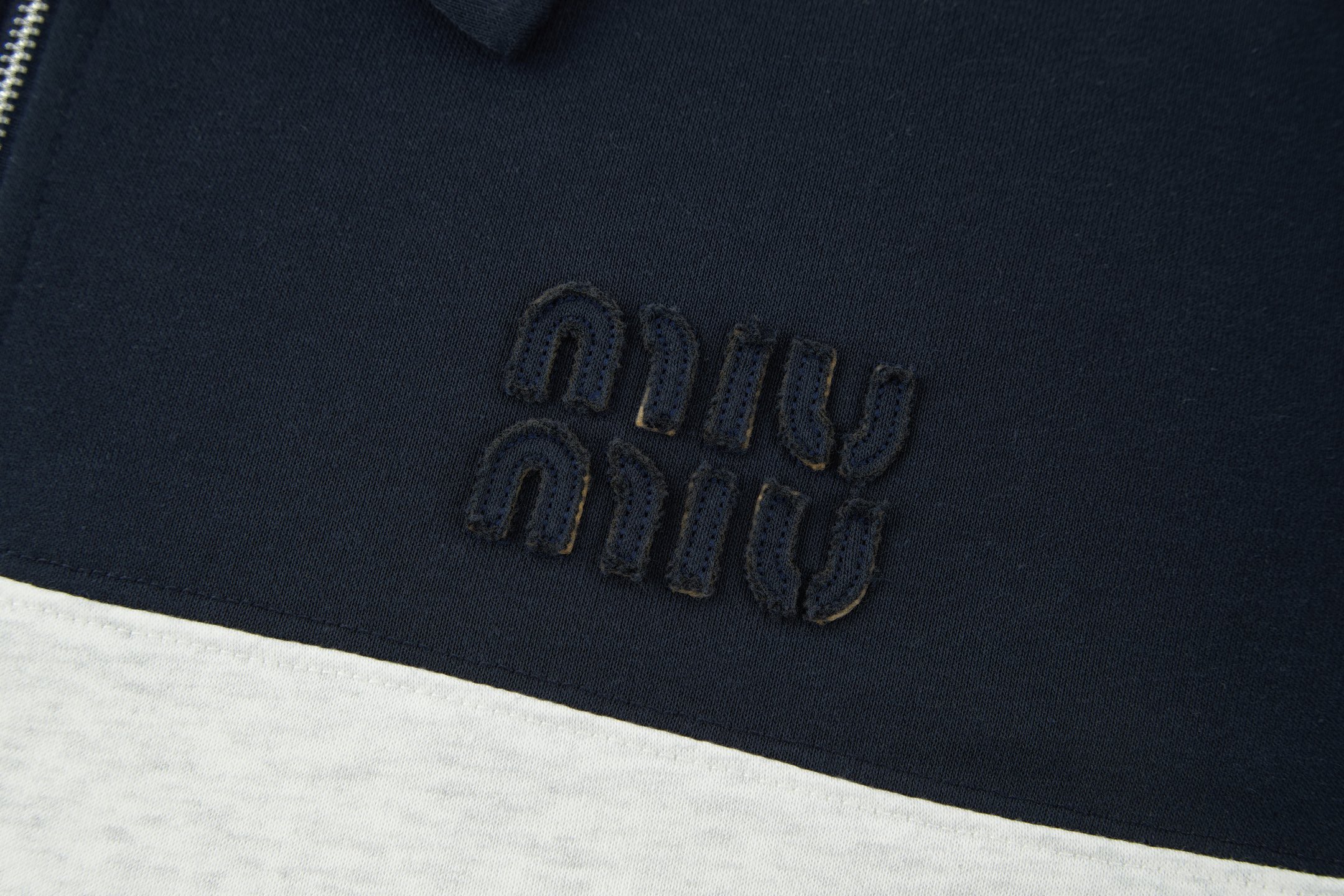 。MiuMiu 刺绣徽标撞色POLO衫
面料：采用380克双股鱼鳞毛圈。
面料：螺纹搭配2*2同缸双纱。