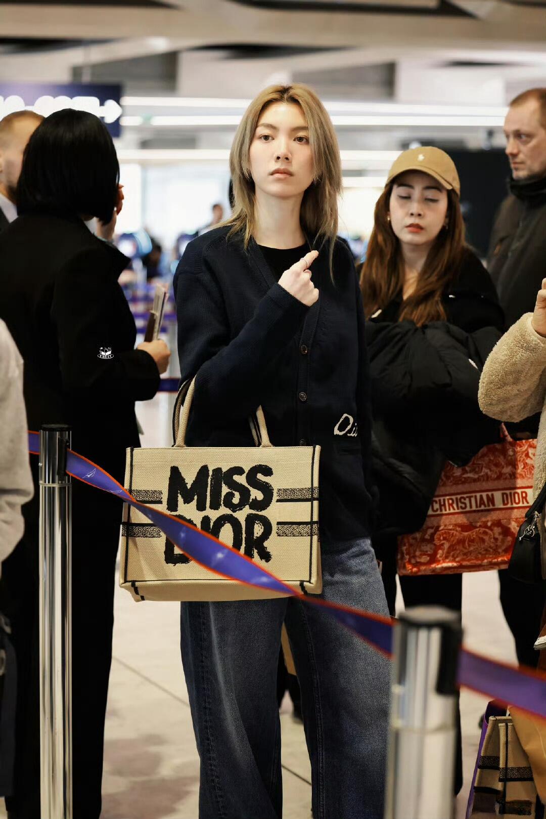 NO:568002,.DIOR Friends Embroidered Cotton Blend Button Cardigan The fabric is made of 40-count cotton yarn with a cotton count of 62. It is mixed with 38-point polyester. The two wool materials are mixed and woven to effectively make the upper body more three-dimensional. The craft embroidery uses wool yarn high-density embroidery technology, and the front number has a joint series embroidery LOGO. The number of stitches is about 1 stitch. The auxiliary buttons are made of natural horn buttons, and the buttons have the brand's iconic [DIOR] LOGO.  This cardigan displays the Dior For My Real Friends signature from the DIOR AND HYLTON NEL collection. Crafted from white cotton-blend jersey, embroidered on the front and back, with button fastening and ribbed trim. Elevates any look. DIOR AND HYLTON   NEL joint series Dior For My Real Friends logo embroidery Horn button patch pockets engraved with Dior logo Ribbed hem and cuffs 62 cotton, 38 nylon embellishments except embroidery Accessories customized 11 wash trademark Accessories customized 11 horn buttons Customized craftsmanship 11 embroidery Craftsmanship dyed 11 gray apricot Size S-M-L Color apricot-blue,, dior, alexander wang19860909.DIOR 朋友刺绣棉质混纺纽扣开衫 面料采用40支棉纱毛棉,棉量为62.其中混有38绵纶.两种毛料混合织出可有效使上身效果更为立体. 工艺刺绣采用毛纱高密度刺绣工艺,前号都带有联名系列刺绣LOGO.针数约1针. 辅料纽扣采用天然牛角扣,纽扣上带有品牌标志性［DIOR］LOGO. 这款开衫展示来自DIOR AND HYLTON NEL 联名系列的 Dior For My Real Friends标志.采用白色棉质混纺平纹针织面料精心制作,正面和背面饰以刺绣,搭配纽扣开合和罗纹饰边.可为各式造型提升格调. DIOR AND HYLTON NEL 联名系列 Dior For My Real Friends 标志刺绣 镌刻有 Dior 标志的牛角扣贴袋 罗纹底边和袖口 62棉,38锦纶装饰物除外刺绣 辅料定制11洗水商标 辅料定制11牛角纽扣 工艺定制11刺绣工艺 面料定染11灰杏色 尺码S-M-L 颜色杏-蓝,,dior,alexander wang,Men's clothing