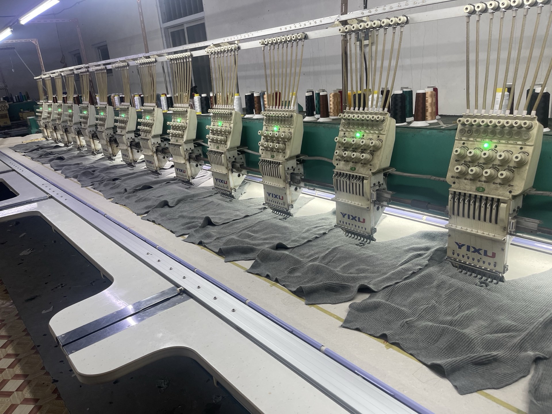 NO:476233,.DIOR embroidered V-neck wool sweater The fabric is made of 55 Meinu wool fabric, spun 35 cotton yarn, and 10 cotton wool. The fabric has an ultra-high warmth effect and comfort on the upper body. The craft embroidery uses 3D three-dimensional embroidery, and the chest is embroidered with the DDIOR embroidery logo. The laundry washing water removes impurities and wool smells, and can effectively fix the style and add a touch. This V-neck sweater highlights the classic silhouette. It is carefully crafted from gray goat wool jersey knitted fabric, and the chest is decorated with Dior Couture embroidery to enhance the style. It can be matched with jeans and sneakers to create a delicate and casual modern look. Customized auxiliary materials 11 washing water trademark Auxiliary materials Customized auxiliary materials 11 embroidery process Fabric fixed dye 11 flower gray wool Size S-M-L-XL Color gray  Exclusive, dior,sneakers,jeans,alexander wang19860909.DIOR 刺绣V领羊毛针织衫 面料采用55美丽奴羊毛面料,绲纺35棉纱,10绵纶.该款面料带有超高保暖效果与上身舒适感. 工艺刺绣采用3D立体刺绣,胸前以DDIOR刺绣标志为点缀.成衣洗水去除杂质与毛膻味,同时可有效固定版型与添加手感. 这款V领针织衫突显经典廓形.采用灰色山羊毛平纹针织面料精心制作,胸前饰以Dior Couture标志刺绣提升格调.可与牛仔裤和运动鞋搭配,打造精致而休闲的现代造型. 辅料定制11洗水商标 辅料定制11刺绣工艺 面料定染11花灰毛料 尺码S-M-L-XL 颜色灰 独家专供,,dior,sneakers,jeans,alexander wang,Men's clothing