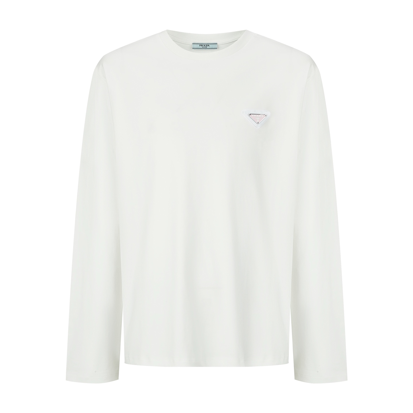 NO:461810,.PRADA Washing and Framed Hardware Powder Mark Long Sleeve Fabric with 50 mercerated double-sided threads, with 1*1 Sorona. The auxiliary material chest is cut into a triangle logo, and the hardware logo on the surface is spray-colored electroplating. This cotton T-shirt uses square and long-sleeved design to cleverly blend comfort experience with exquisite style. The wear-finished fabric collar adds a delicate style, and the front wear-finished badge shows a low-key and elegant temperament. The square style long sleeves flat bottom edge wear-finished logo Customized auxiliary material 11 washing trademark Auxiliary material 11 wear-finished chest logo Process custom 11 wear-finished process Size S-M-L-XL Color white Exclusive, prada,tees, t-shirt, alexander wang19860909.PRADA 洗水磨破五金粉标长袖 面料采用50支丝光双面,螺纹搭配1*1索罗娜. 辅料胸口采用双层布标剪裁出三角标志,面上五金标采用喷色电镀工艺. 这款棉质T恤采用方正版型和长袖设计,将舒适体验与精致风范巧妙融合.磨破面料衣领增添精致风格,正面磨破徽章展现低调优雅的气质. 方正版型 长袖 平直底边 磨破徽标 辅料定制11洗水商标 辅料定制11磨破胸标 工艺定制11磨破工艺 尺码S-M-L-XL 颜色白 独家专供,,prada,tees，t-shirt,alexander wang,Men's clothing