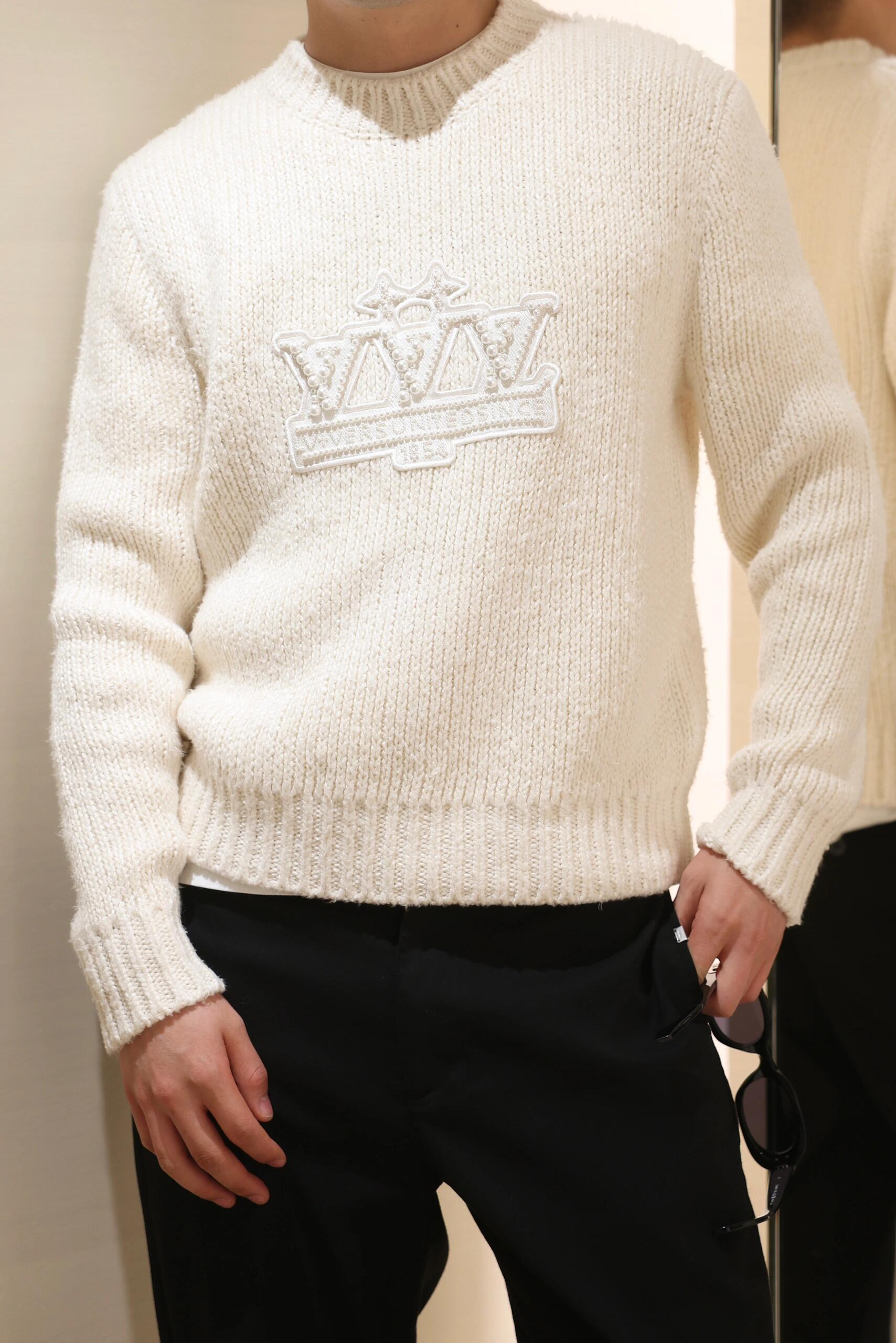 NO:476238,.LOUIS VUITTON embroidered pearl logo sweater The fabric is made of silk cotton blend, with ingredients of 25 silk, 65 cotton, and 10 nylon respectively. The original fixed dyeing apricot white. The auxiliary material breast mark uses multiple models of pearl buckles to make the chest mark. Each button is pressed by imported machines, and a variety of matching abrasives are required to be customized. The embroidered edge bag is matched. This pullover is made of soft mulberry silk, which is clever to the football theme of the 2025 spring and summer fashion show. The chest is embroidered with LV Vers United bead embroidery, and the gorgeous brushstrokes can easily upgrade the daily shape. Customized auxiliary material 11 washing trademark Auxiliary material custom 11 pearl logo Fabric fixed dyeing 11 is also wool Size S-M-L-XL Color apricot white Exclusive, louis vuitton,louis  vuitton, versace,alexander wang19860909.LOUIS VUITTON 刺绣珍珠徽标针织衫 面料采用蚕丝棉混纺,成份分别为25蚕丝与65棉,10锦纶.原版定染杏白色. 辅料胸标采用多型号珍珠扣做出胸标,每一个纽扣都采用进口机器压打,需定制多种配套磨具.刺绣边包搭配. 本款套头衫取材柔软桑蚕丝,巧妙致意2025春夏时装秀的足球主题.胸前点缀LV Vers United珠饰刺绣,华美笔触可轻松升级日常造型. 辅料定制11洗水商标 辅料定制11珍珠徽标 面料定染11同是毛料 尺码S-M-L-XL 颜色杏白 独家专供,,louis vuitton,louis vuitton,versace,alexander wang,Men's clothing