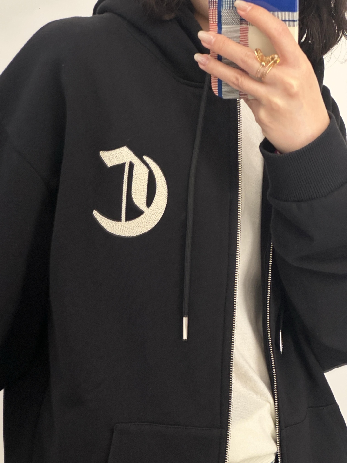 NO:476228,.CELINE embroidered hoodie zipper jacket The fabric is made of 420 grams of terry fabric, and the fabric is made of light fleece craftsmanship. This model uses long yarn double strand fixed woven pure cotton style. The thread is matched with 2*2 double yarn 460 grams matching threads. The process uses 3D flat embroidery. This model uses imported Tajima machine, fixed dyeing and fixed woven embroidery thread. The number of embroidery needles in ready-to-wear embroidery is as high as 36,000 stitches. Each detail position is consistent with the original version. The auxiliary material zipper uses an electroplated bright silver pull head, engraved with the CELINE logo, and the pull teeth are smoother. The rope is customized with 1.3 size. It is matched with electroplated lettering tail clips. The hoodie position corns are electroplated lettering. All auxiliary materials have the original logo logo. Auxiliary materials are customized with 11 washing trademark Auxiliary materials are customized with 11 electroplated zipper Auxiliary materials are customized with 11 electroplated corns  Customized auxiliary materials 11 electroplating tail clips Customized process 11 slurry embroidery Size S-M-L-XL Color black Exclusive, celine, jackets & coats,hats,alexander wang19860909.CELINE 刺绣帽衫拉链外套 面料采用420克毛圈面料,面料做有轻微抓绒工艺.该款采用长纱双股定织纯棉款.螺纹搭配2*2双纱460克配套螺纹. 工艺采用3D塌米平面刺绣,该款刺绣采用进口田岛机,定染定织绣花线.成衣刺绣针数高达3.6万针.每一个细节位都与原版一致. 辅料拉链采用电镀亮白银拉头,刻有CELINE标志,拉牙采用欧款拉牙使用更加顺滑.绳子采用定制剪裁1.3尺寸.搭配电镀刻字尾夹.帽衫位鸡眼电镀刻字.所有辅料都带有原版标志logo. 辅料定制11洗水商标 辅料定制11电镀拉链 辅料定制11电镀鸡眼 辅料定制11电镀尾夹 工艺定制11塌米刺绣 尺码S-M-L-XL 颜色黑 独家专供,,celine,jackets & coats,hats,alexander wang,Men's clothing