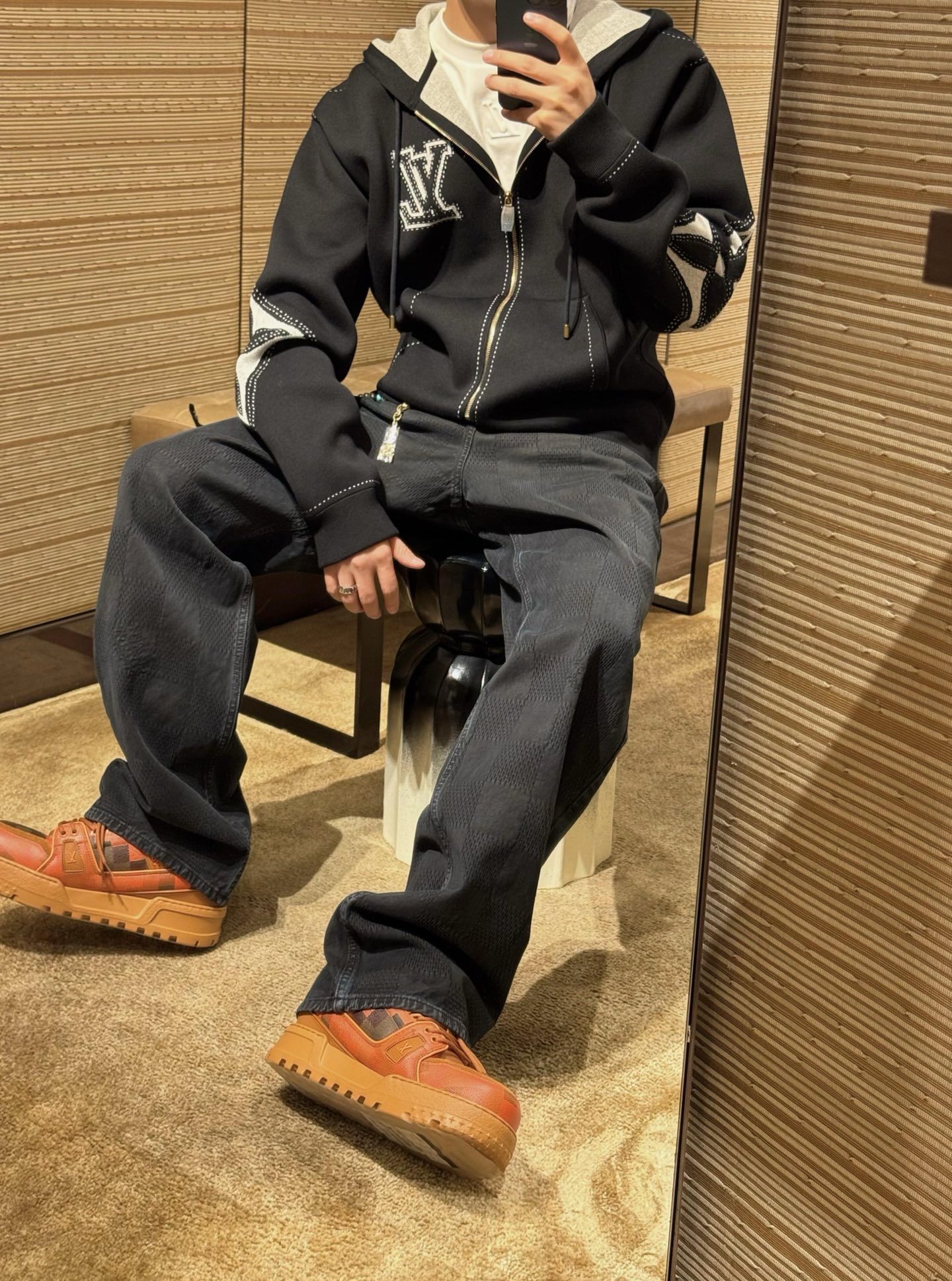 NO:479372,.LOUIS VUITTON Knitted Inlay Zipper Cardigan The fabric is made of pure cotton wool yarn, and the fixed wool carbonized black wool yarn makes the color of the clothes appear more bright and black. The fixed pattern of the craft is made of a 14-pin imported machine, and the jacquard process is plated 6 times before it is perfectly replicated. The auxiliary material zipper is electroplated brass, and the pulling teeth is made of European pulling teeth. This black cotton zipper sweatshirt uses exquisite inlay craftsmanship, and the dotted lines create the illusion of stitching and embroidery. The front is decorated with a contrasting LV first letter, while the oversized Mo nogram flowers add a graphic feel to the elbow. This clothing has a casual and fashionable charm, which can add a layer of comfortable warmth to the clothing. Fabric: Cotton color: black and white LV abbreviation on the chest, and large Monogram flowers are inlaid on the elbow.  Hooded with drawstring, metal ends engraved with LV initial letter zipper opening and closing, and pull head engraved with LV abbreviation striped pattern on ribs with embossed effect on the regular version. Customized auxiliary materials 11 washing trademark Auxiliary materials 11 electroplated zipper Process customization 11 inlay process Size S-M-L-XL Color black,,louis vuitton,louis vuitton,hats,alexander wang19860909.LOUIS VUITTON 针织嵌花拉链开衫 面料采用纯棉毛纱,定织碳化黑毛纱使衣服色光更加呈现出亮光黑效果. 工艺成衣洗水固定版型增加手感. 工艺该款采用14针进口机器织出,提花工艺打板6次才完美复刻而成. 辅料拉链采用电镀黄铜色,拉牙采用欧款拉牙, 这款黑色棉质拉链运动衫采用精致的嵌花工艺,虚线营造出缝合和刺绣的错觉.正面饰有对比鲜明的LV首字母,而超大Mo nogram 花朵则为肘部增添了图形感.这款服装具有休闲时尚的魅力,可以为服装增添一层舒适的温暖. 面料:棉颜色:黑色和白色胸前镶嵌LV缩写 肘部镶嵌大型Monogram 花朵. 连帽配有抽绳,金属末端刻有LV首字母拉链开合和拉头刻有LV缩写肋骨上带有压花效果的条纹图案大侧袋常规版型. 辅料定制11洗水商标 辅料定制11电镀拉链 工艺定制11嵌花工艺 尺码S-M-L-XL 颜色黑,,louis vuitton,louis vuitton,hats,alexander wang,Men's clothing