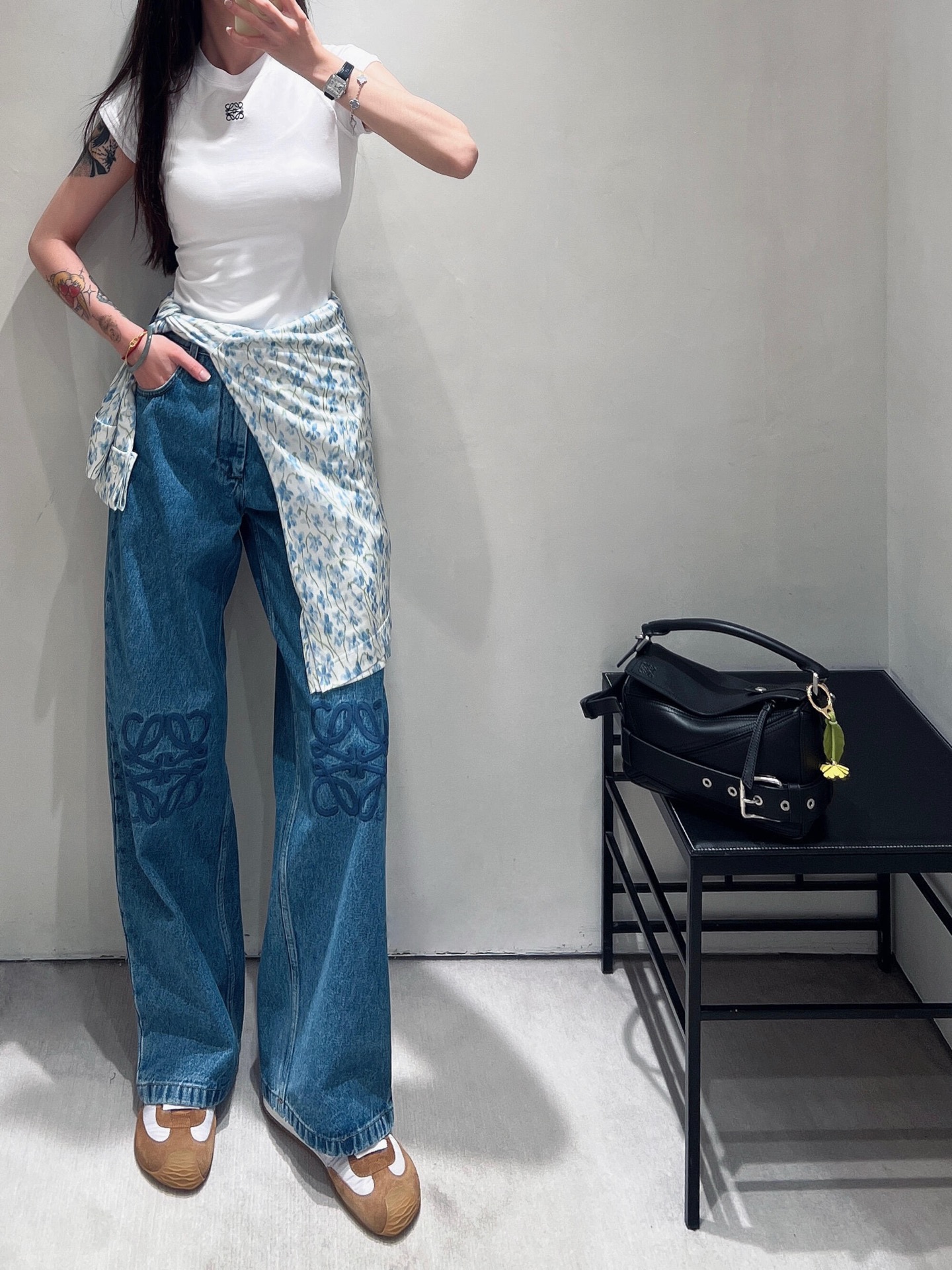 NO:479364,.LOEWE embroidery wash water for old denim trousers. The fabric is made of 12 ounces 7*7 twill denim fabric, and the weight of the gram after washing water for laundry is about 420 grams. The craft embroidery adopts 3D three-dimensional embroidery, and the number of double-sided embroidery needles is about 1 needle. 20 pieces of laundry wash water is a batch, sand washing and stir-frying color for old, etc. The auxiliary material waist button is electroplated and old, ancient yellow buttons. The auxiliary material five-bag position has electroplated and old brass-colored cap nails. The auxiliary material is embossed with leather and leather mark. Access control is electroplated and old brass-colored zippers. Medium gram heavy washing cotton tannin cloth jeans, with Anagram embroidery on the knees. * Loose style, standard length * Trouser length: 105 cm (36 sizes) * Mid waist, loose trouser legs * Hidden zipper opening and closing * oblique side pocket, low back side patch pocket * LOEWE  Embossed leather patch Customized auxiliary materials 11 washing trademark Customized auxiliary materials 11 embossed leather label Customized auxiliary materials 11 old buttons Customized auxiliary materials 11 electroplated zipper Customized auxiliary materials 11 old hat nails Size 46-48-50-52 Color blue,,loewe,jeans,hats,alexander wang19860909.LOEWE 刺绣洗水做旧牛仔长裤 面料采用12盎7*7斜纹牛仔面料,成衣洗水后克重约为420克. 工艺刺绣采用3D立体刺绣,双边刺绣针数约为1针.成衣洗水20件为一批,沙洗炒色做旧等一系列工艺. 辅料腰头纽扣电镀做旧古黄色纽扣. 辅料五袋位带有电镀做旧黄铜色帽钉. 辅料后幅皮标压印皮革皮标. 辅料门禁电镀做旧黄铜色拉链. 中克重水洗棉质单宁布牛仔裤,膝盖处饰有Anagram 刺绣.*宽松版型,标准长度*裤长:105厘米(36码)*中腰,宽松裤腿*隐藏式拉链开合*斜侧袋,低后侧贴袋*背面饰有LOEWE 压纹皮革贴片 辅料定制11洗水商标 辅料定制11压印皮标 辅料定制11做旧纽扣 辅料定制11电镀拉链 辅料定制11做旧帽钉 尺码46-48-50-52 颜色蓝,,loewe,jeans,hats,alexander wang,Men's clothing