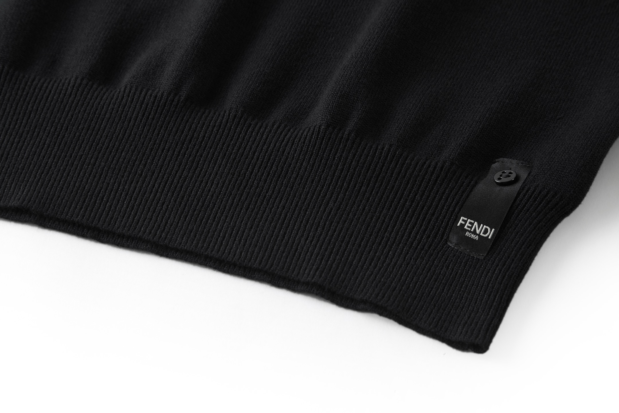 。FENDI 双F烫标打底针织衫
面料：采用羊毛混纺棉纱材料，成份分别为25羊毛，75棉，该款做为秋冬打