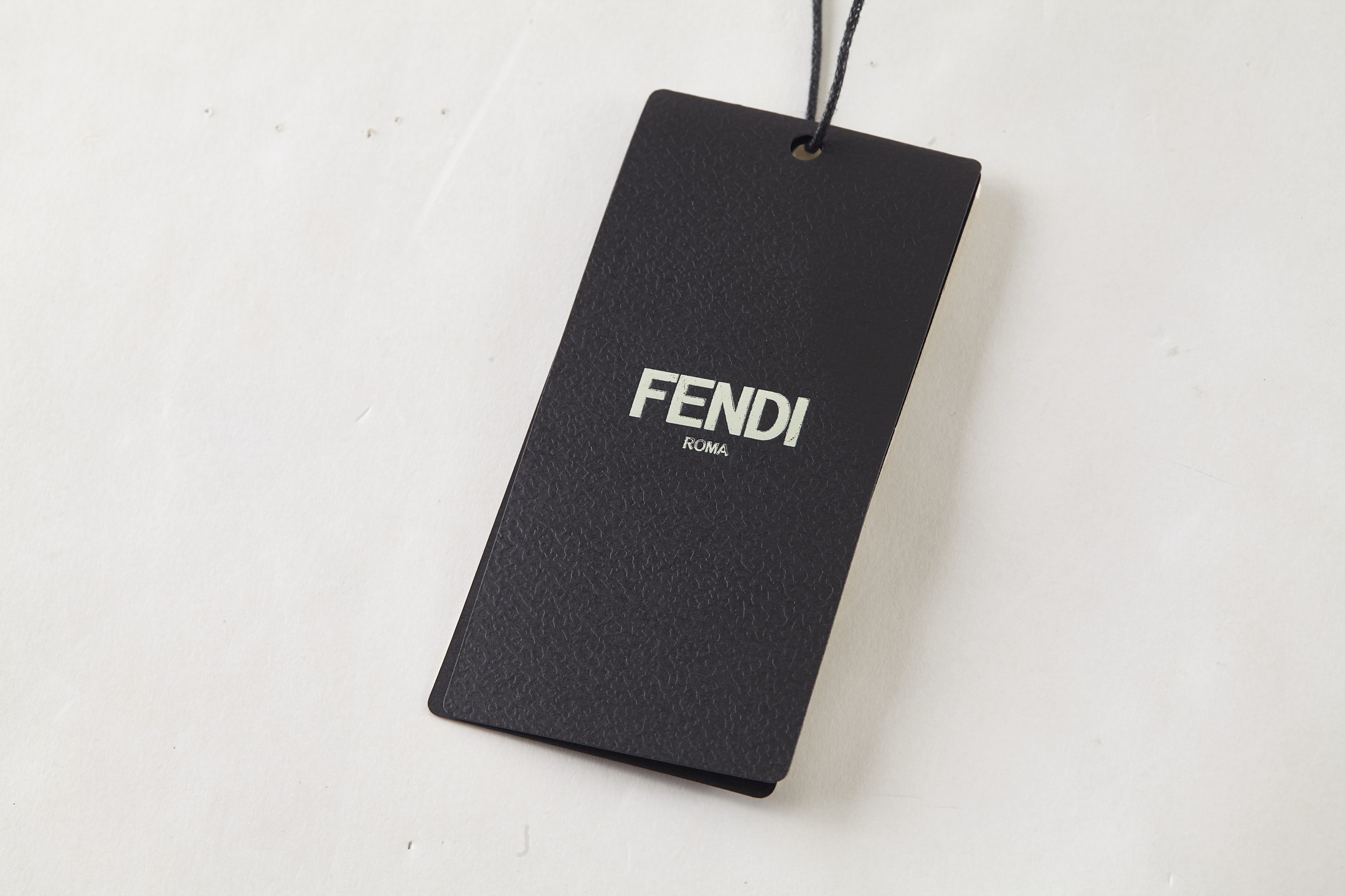 。FENDI 双F烫标打底针织衫
面料：采用羊毛混纺棉纱材料，成份分别为25羊毛，75棉，该款做为秋冬打