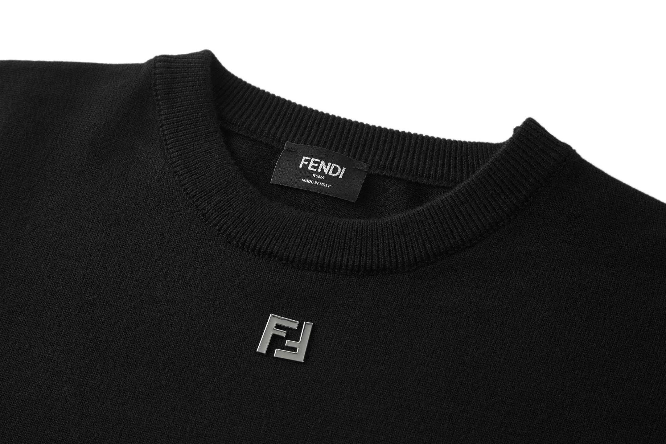 。FENDI 双F烫标打底针织衫
面料：采用羊毛混纺棉纱材料，成份分别为25羊毛，75棉，该款做为秋冬打