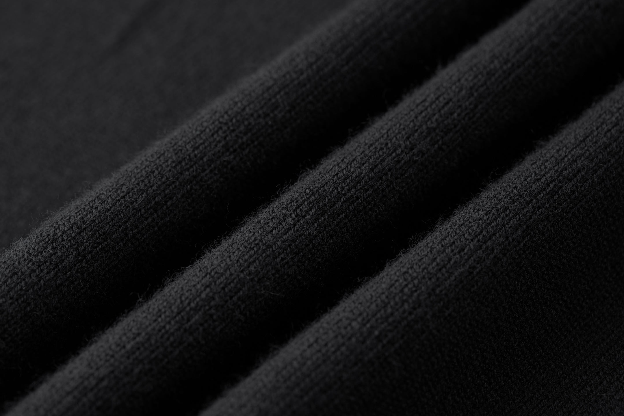 。FENDI 双F烫标打底针织衫
面料：采用羊毛混纺棉纱材料，成份分别为25羊毛，75棉，该款做为秋冬打