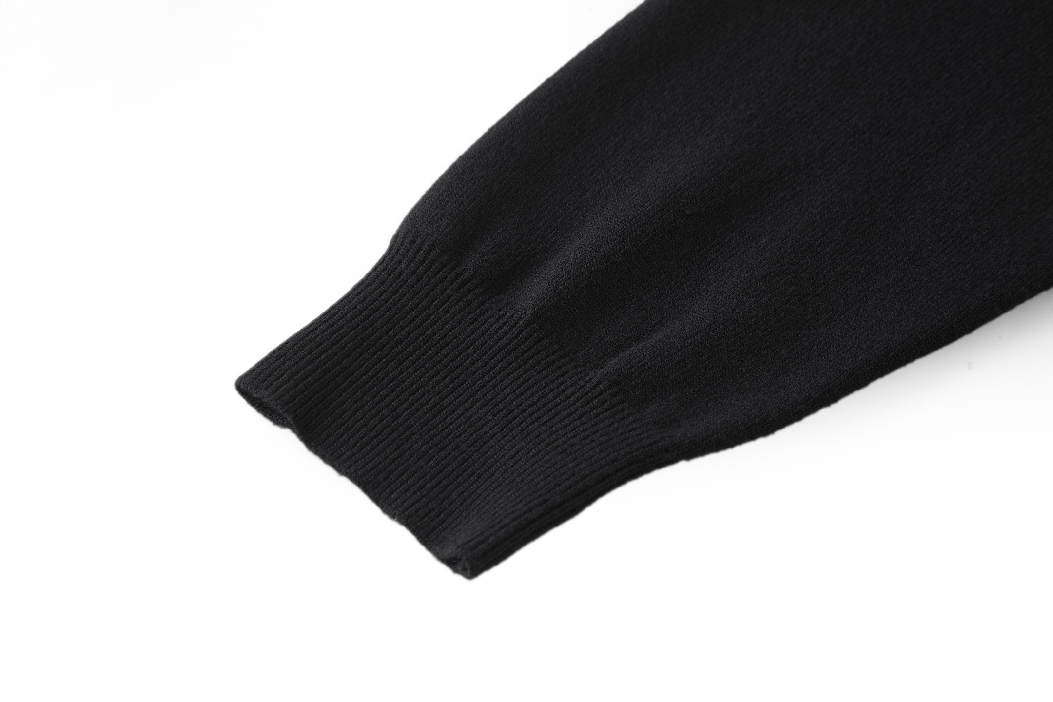 。FENDI 双F烫标打底针织衫
面料：采用羊毛混纺棉纱材料，成份分别为25羊毛，75棉，该款做为秋冬打