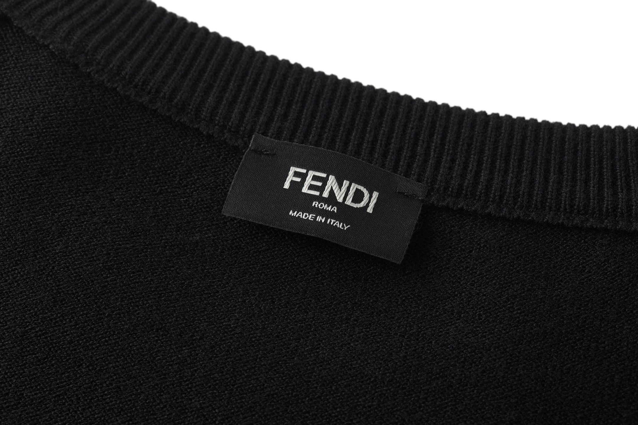 。FENDI 双F烫标打底针织衫
面料：采用羊毛混纺棉纱材料，成份分别为25羊毛，75棉，该款做为秋冬打