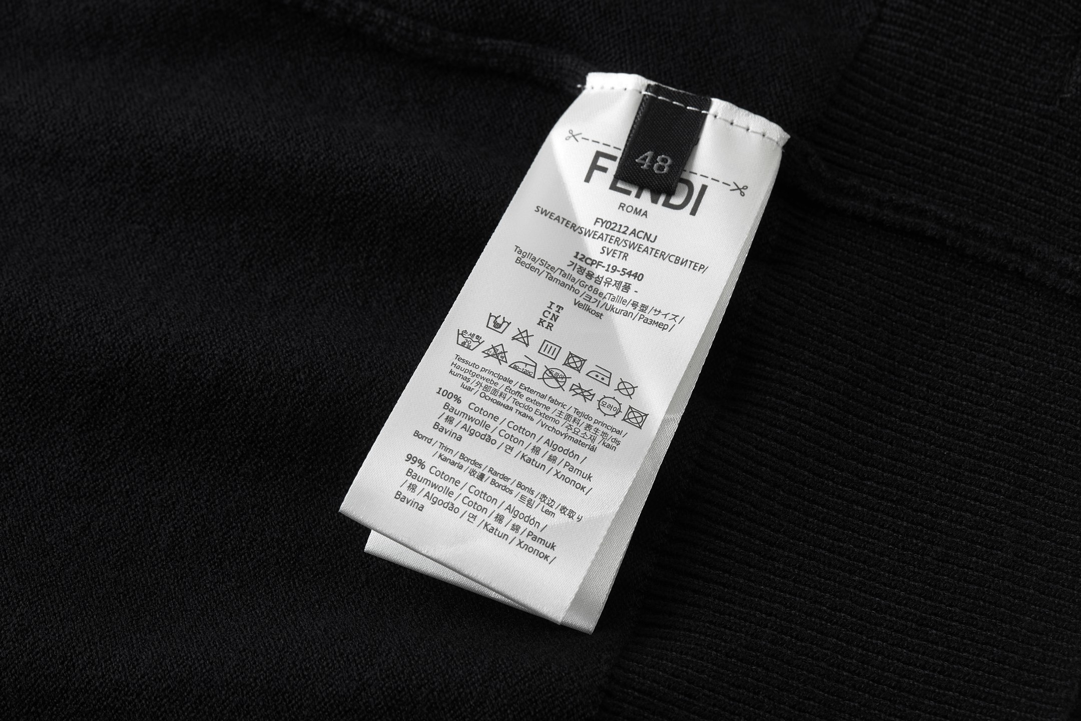 。FENDI 双F烫标打底针织衫
面料：采用羊毛混纺棉纱材料，成份分别为25羊毛，75棉，该款做为秋冬打